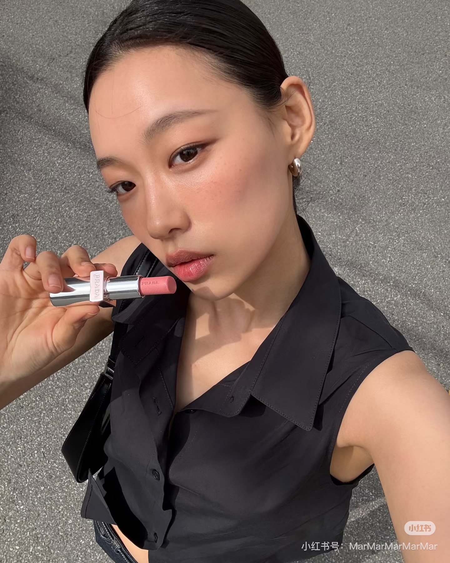 NO:850591,The moisturizing and creamy lip balm has a texture that is as smooth as melted butter on your lips and melts away as soon as you apply it!  It does not dry out lips at all, does not stick to lip lines, and is not mottled. It puts no burden on the lips. It moisturizes and moisturizes the lips directly. It improves color and nourishes the lips at the same time. The lips are soft and tender all day long. It has a clear and nude finish. It is light and does not smudge the mouth, is not sticky, and does not have the lard feeling of ordinary lip balms!  !  !  , lipstick. lip glaze. lipstick19860909水润奶糯的护唇膏质地,上嘴丝滑得像融化的奶油,一抹就化开！完全不拔干、不卡唇纹、不斑驳,上嘴零负担、润唇保湿力直接拉满,边提色边养唇,一整天嘴巴都是软乎乎水嫩嫩的,清透裸光妆效,轻薄不糊嘴、不黏腻,完全没有普通润唇膏的猪油感！！！,口红.唇釉.唇膏,accessory