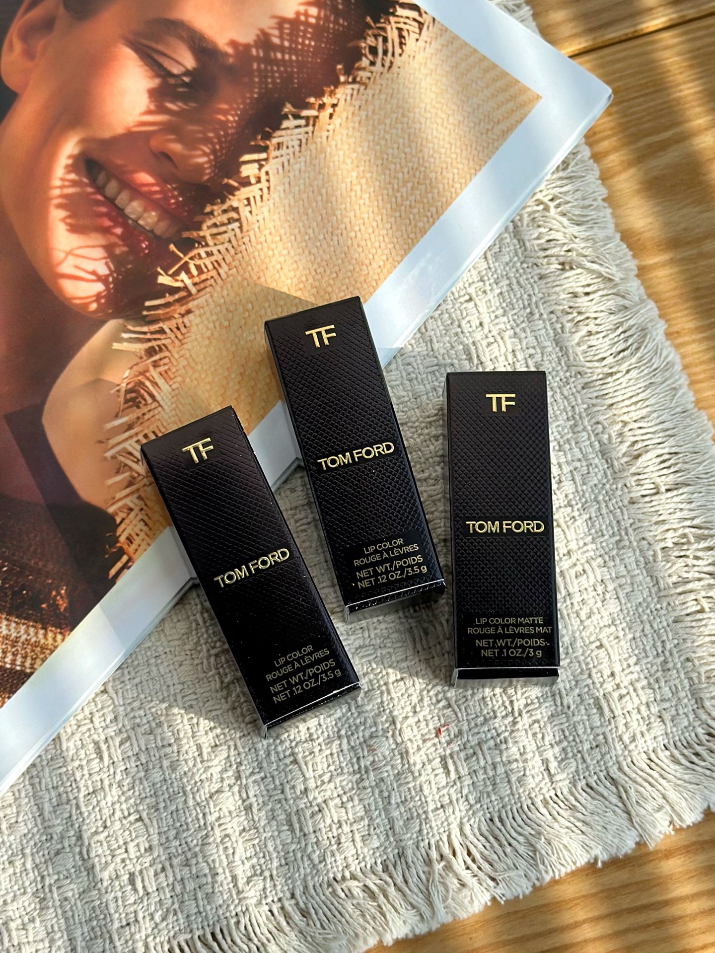 NO:919227,TF black tube lipstick  The paste uses the original ingredients of TF. The #16/#100 matte paste is soft, waxy and fine without particles. The #80 satin paste has precise moisturizing properties. The tube is smooth and does not crack. The logo is neatly engraved and colored.  The texture and color rendering are the same as those at offline stores. The black gold square tube shell is exquisitely painted, and the texture and workmanship are in line with the genuine products. You can get it as a gift for personal use, saving you the premium at the store, and you can get a 3.5g formal wear from a big brand at an affordable price!  !  !  , lipstick. lip glaze. lipstick trendy department store, tom ford19860909TF黑管口红 膏体沿用TF原厂配比用料,#16/#100哑光膏软糯细腻无颗粒,#80缎光膏油润度精准,旋管顺滑不裂膏、logo刻印工整立体,上色质感、显色度和线下专柜无差别.黑金方管外壳烤漆细腻,纹理做工对标正品,送人自用都拿得出手,省去专柜溢价,平价拿下大牌正装3.5g！！！,口红.唇釉.唇膏潮品百货,tom ford,accessory