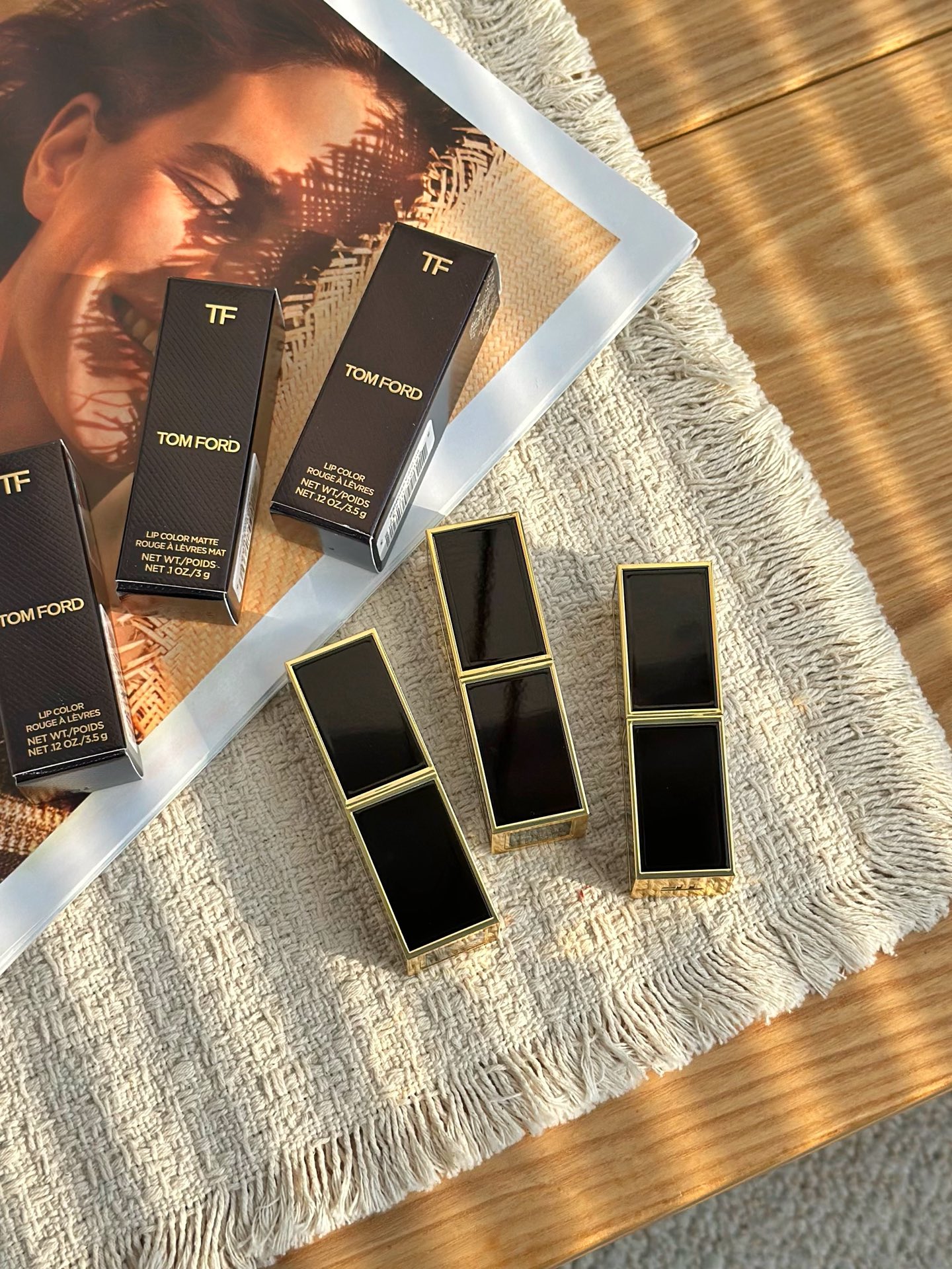 NO:919225,TF Black Tube Fengshen Three Colors!  Huang Pi closes his eyes and avoids stepping on thunder. Who hasn’t been severely manipulated by TF Black Gold Square Tube!  The high-grade black gold shell directly fills your hand with nobility, and its heavy texture makes you feel full of atmosphere instantly when you take it out for touch-up. The top surface of the paste is engraved with the exquisite TF logo, neatly and neatly cut, the material is solid and full, and it feels delicate and dense. #16, #Matte Paste Matte Paste is soft and silky, with no clumping particles. It goes on the mouth smoothly and is easy to push away. It is matte but not drying and sticks firmly to the lips!  #80 Satin Cream has a moisturizing feel, the oil-to-moist ratio is just right, it is full and smooth, the tube is smooth and does not stick to the cream, and it is not easy to break. The materials are made of real high-end materials, and the texture of a big brand is visible to the naked eye. It can be applied easily to produce velvet soft lips, lipsticks, lip glazes, and lipsticks, trendy department store, tom ford19860909TF黑管封神三色！黄皮闭眼入不踩雷 谁还没被TF黑金方管狠狠拿捏！高级黑金外壳拿在手上贵气直接拉满,沉甸甸的质感,补妆掏出来瞬间氛围感拉满 膏体顶面刻印精致TFlogo,切割利落规整,用料扎实饱满,摸起来细腻绵密. #16、#哑光膏雾面膏体软糯丝滑,没有结块颗粒,上嘴顺滑好推开,哑而不干,牢牢扒在唇面！ #80缎光膏膏体自带水光润感,油润配比刚刚好,饱满莹润,旋管顺畅不卡膏、不易断裂. 用料实打实的高级,肉眼看得见的大牌质感,随手涂抹都是丝绒柔光唇,口红.唇釉.唇膏潮品百货,tom ford,accessory