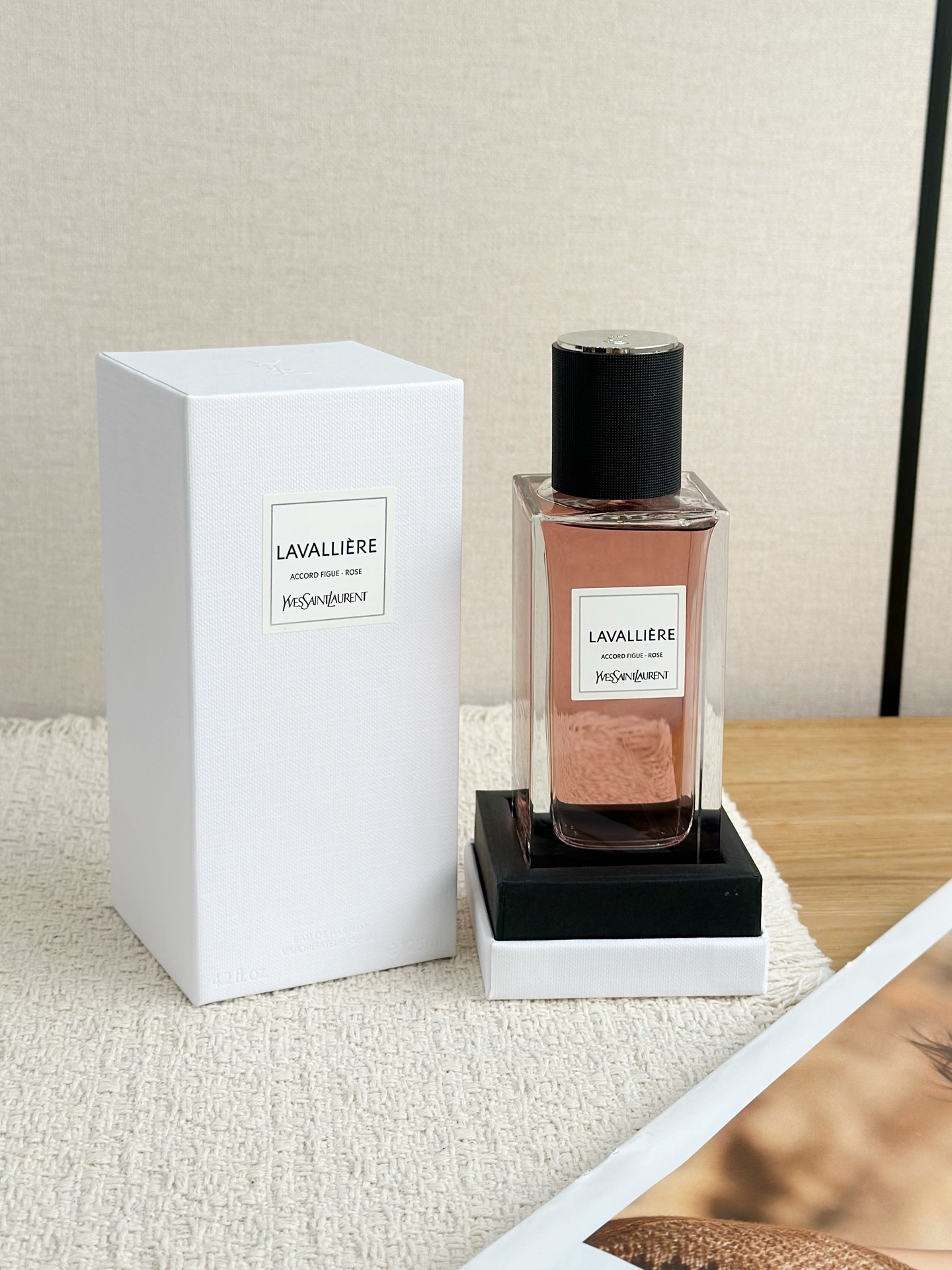 NO:850992,YSL Saint Laurent Haute Couture - Flower Tie Collar 125ml Attributes Neutral Fragrance Fragrance Fruity Floral Fragrance Top notes: fig, blackcurrant, bergamot, middle notes: rose, geranium, jasmine, base notes: vetiver, musk, cashmere, perfume, saint laurent, saint laurent19860909YSL 圣罗兰高定-花结领125ml 属性中性香 香调果香花香调 前调无花果 黑加仑 香柠檬 中调玫瑰 天竺葵 茉莉 后调香根草 麝香 开司米酮,香水,saint laurent,saint laurent,accessory