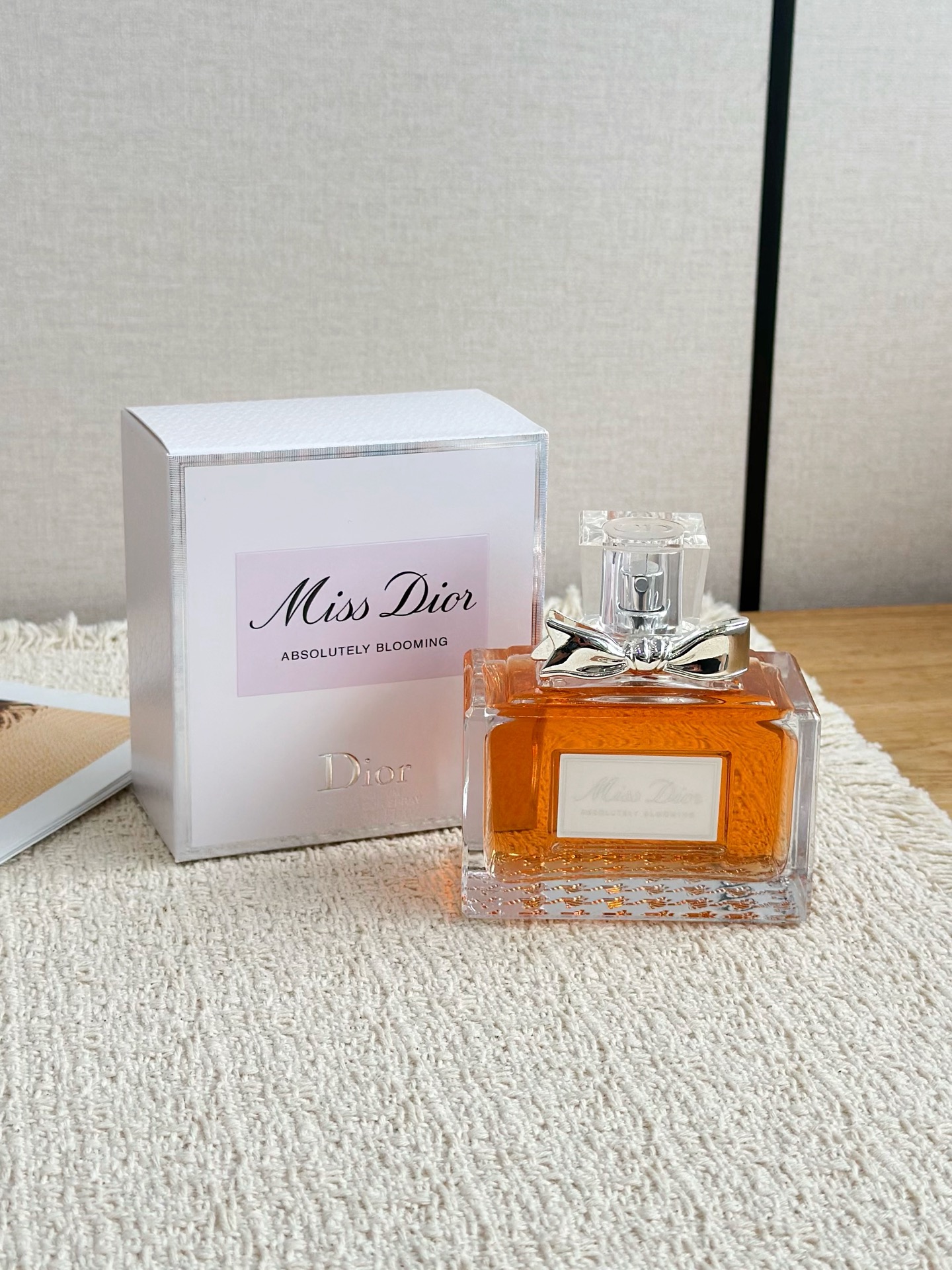 NO:850975,Miss Dior Absolutely Blooming EDT (light fragrance) Specification: 100ml Top notes: raspberry, black currant, pomegranate, pink pepper; Middle notes: Grasse rose, peony; Base notes: soft white musk, sweet and sour fruity floral fragrance!  The sour and sweet taste of red fruit starts, the rose neutralizes the fruity fragrance without being cheesy, the sweetness is higher than that of flowers, a lively and sweet girl, a smart date spray shows vitality., perfume, dior19860909Miss Dior Absolutely Blooming 漫舞花漾 EDT（淡香） 规格100ml 前调树莓、黑加仑、石榴、粉红胡椒 中调格拉斯玫瑰、牡丹 后调柔和白麝香 元气酸甜果花香！红果酸甜感打头,玫瑰中和果香不会俗气,甜度比花漾更高,活泼甜妹、约会喷灵动显元气.,香水,dior,accessory