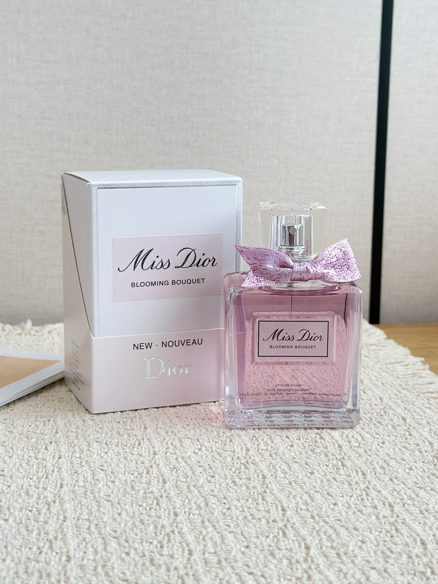 NO:850965,Miss Dior Blooming Bouquet new version of EDT (light fragrance) specifications 100ml Top notes of bergamot and sweet pea Middle notes of peony and Damascus rose Base notes of soft white musk The fragrance formula is almost the same as the old version, only the bow has been upgraded with a fine shiny purple ribbon, the appearance is more refined, the gentle and cute floral fragrance, the gift packaging is better than the old version., perfume, dior19860909Miss Dior Blooming Bouquet 新版花漾甜心 EDT（淡香） 规格100ml 前调佛手柑、香豌豆 中调牡丹、大马士革玫瑰 后调绵软白麝香 香调配方和旧版几乎无差别,仅蝴蝶结升级细闪紫缎带,颜值更精致,温柔软萌花香,送礼包装颜值碾压旧款.,香水,dior,accessory