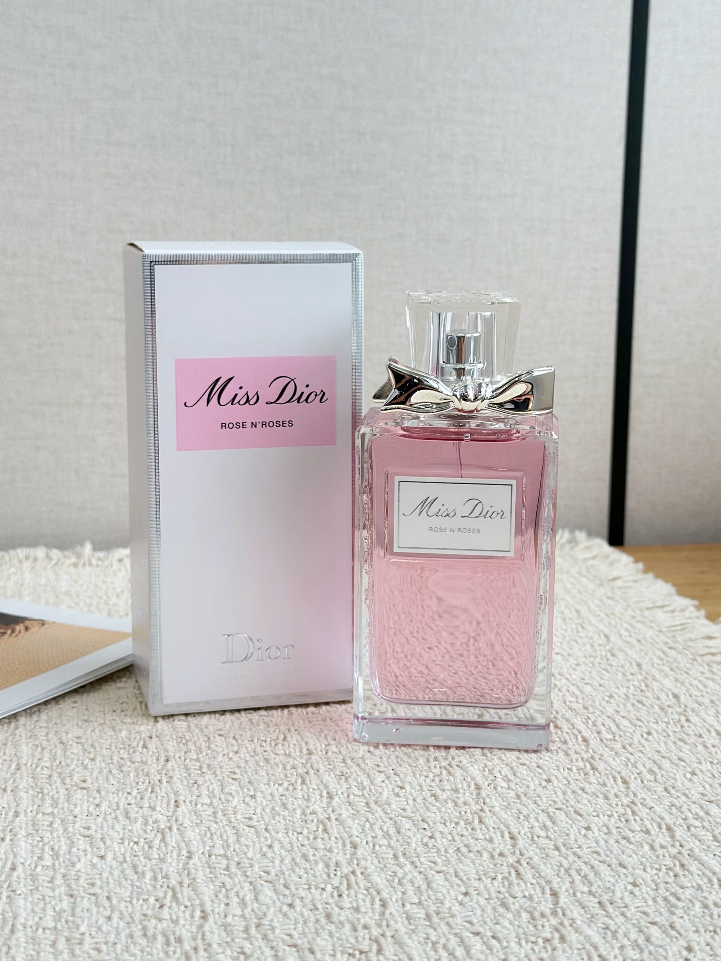 NO:850955,Miss Dior Rose N’Roses EDT (light fragrance) Specification: 100ml Top notes: bergamot, orange, geranium; Middle notes: Damask rose, Grasse double rose; Base notes: pure white musk. Pure dewy rose fragrance, without the interference of complicated fruity aromas, clear and clean, like a bouquet of roses with water vapor in the morning. Spraying in summer is refreshing and not stuffy, and the fake makeup is natural. Perfume, dior19860909Miss Dior Rose N’Roses 玫舞轻旋 EDT（淡香） 规格100ml 前调香柠檬、橘子、天竺葵 中调大马士革玫瑰、格拉斯双玫瑰 后调纯净白麝香 纯粹露水玫瑰香,没有繁杂果香干扰,清透干净,像清晨带水汽的玫瑰花束,夏天喷清爽不闷,伪素颜自然体香.,香水,dior,accessory