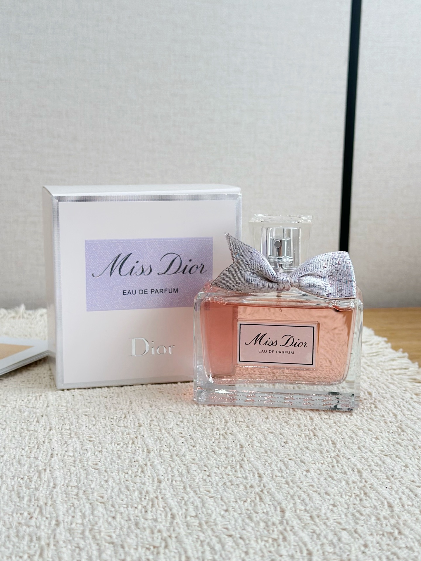 NO:850945,Miss Dior Classic Miss Dior ED (the only strong fragrance) Specification: 100ml Top notes: orange, elderflower, blackberry; Middle notes: centifolia rose, iris, apricot peony, lily of the valley; Base notes: vanilla, sandalwood, tonka bean, rich patchouli, musk  Fragrant milky balsamic floral fragrance, mellow, dense and layered, vanilla + patchouli create a noble atmosphere, suitable for autumn and winter, dates, dinners, full of heroine atmosphere., perfume, dior, dior19860909Miss Dior 经典迪奥小姐 ED（唯一浓香） 规格100ml 前调橘子、接骨木花、黑莓 中调千叶玫瑰、鸢尾、杏感牡丹、铃兰 后调香草、檀香、零陵香豆、浓广藿香、麝香 馥郁奶香脂感花香,醇厚绵密有层次,香草+广藿香营造贵气氛围,秋冬、约会、晚宴喷,大女主氛围感拉满.,香水,dior,dior,accessory