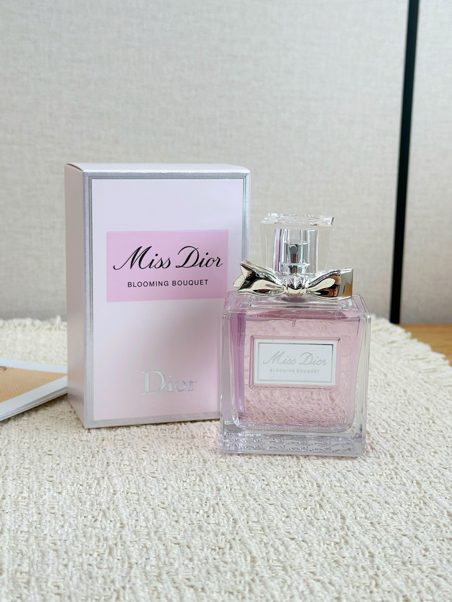 NO:850935,Miss Dior Blooming Bouquet Old Version Flower Sweetheart EDT (Light Fragrance) Specification: 100ml Top notes: Sicilian bergamot and sweet pea; Middle notes: peony, Damask rose; Base notes: white musk, trace amount of patchouli, a gentle girly fragrance!  Sweet pea has a green and soft fragrance, peony is softer and sweeter than rose, and the tail note is musk, which is close to the skin. The sweetness is not overpowering. It is versatile for students and daily commuting., perfume, dior19860909Miss Dior Blooming Bouquet 旧版花漾甜心 EDT（淡香） 规格100ml 前调西西里佛手柑、香豌豆 中调牡丹、大马士革玫瑰 后调白麝香、微量广藿香 封神温柔少女香！香豌豆带着青绿柔香,牡丹比玫瑰更软糯清甜,尾调麝香贴肤,甜度克制不齁,学生、日常通勤万能百搭.,香水,dior,accessory