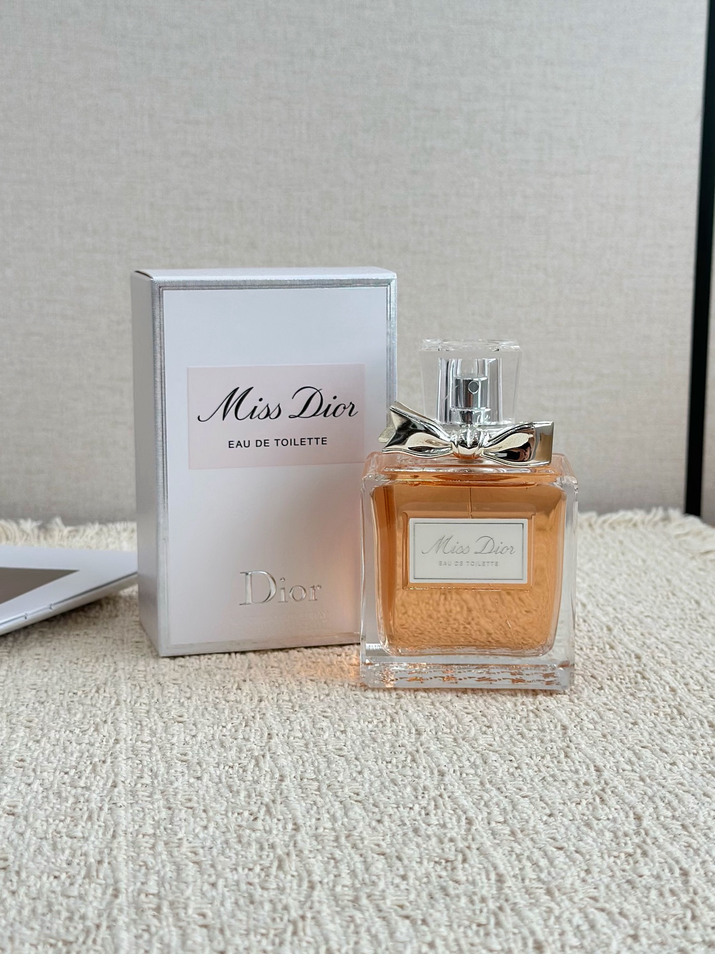 NO:850926,Miss Dior Classic Miss Dior EDT (light fragrance) specifications 100ml Top notes of blood orange, fresh orange, galbanum Middle notes of Grasse rose, jasmine, lily of the valley Base notes of patchouli, soft musk Mature and elegant floral chypre notes, refreshing citrus opening, gentle and soft rose jasmine, tail notes of woody patchouli suppress the sweetness, exclusive for mature working sisters, dignified and unassuming., perfume, dior, dior19860909Miss Dior 经典迪奥小姐 EDT（淡香） 规格100ml 前调血橙、鲜橘子、白松香 中调格拉斯玫瑰、茉莉、铃兰 后调广藿香、柔润麝香 成熟优雅花香西普调,柑橘清冽开篇,玫瑰茉莉温婉柔和,尾调木质广藿香压住甜腻,轻熟职场姐姐专属,端庄不张扬.,香水,dior,dior,accessory