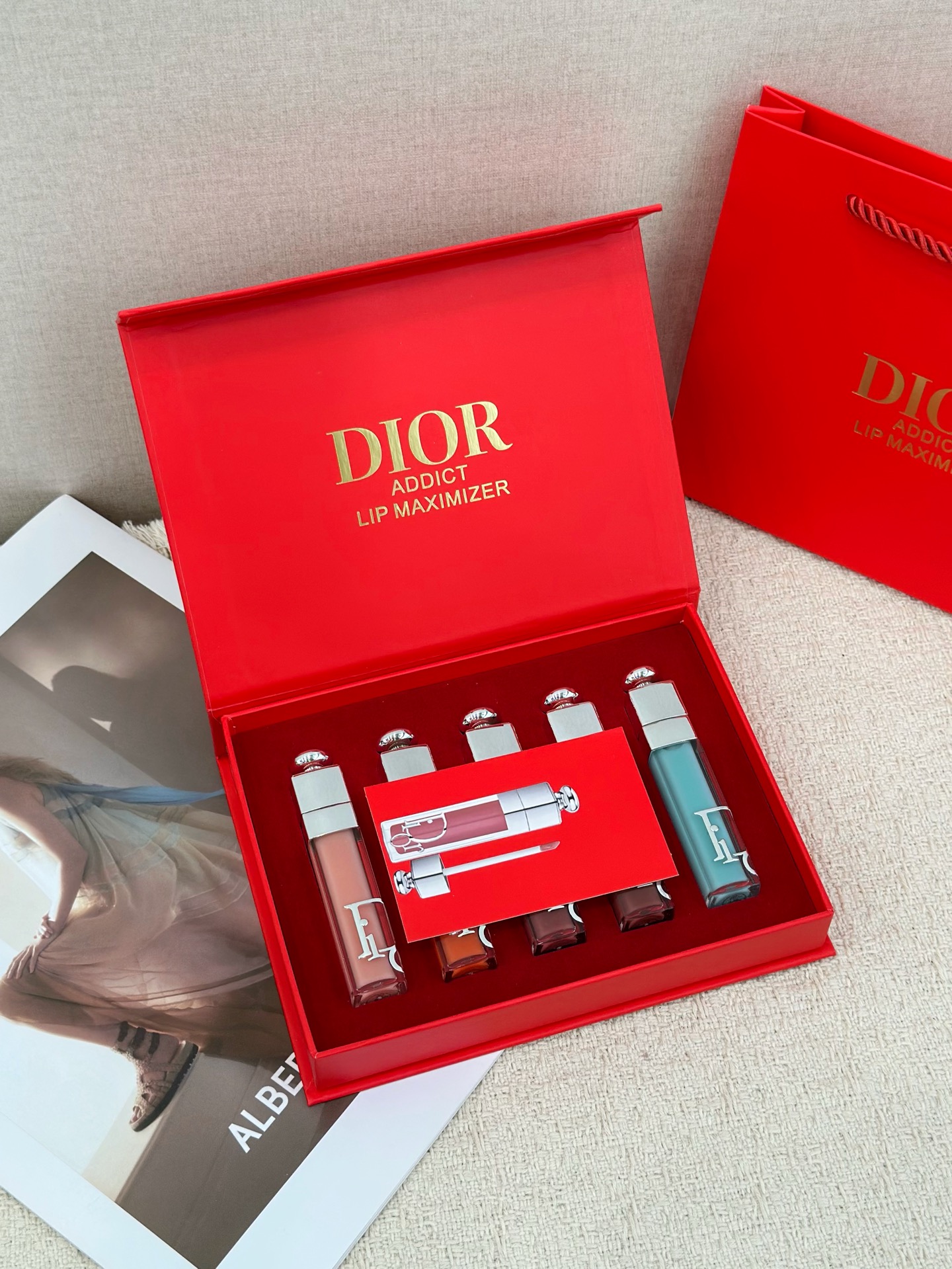 NO:879179,Dior lip plumping five-piece set!  The tenderness of the universe all at once. The moment I received this Dior Lip Gloss gift box, I fainted from the beauty!  !  The texture of the red box with the silver tube is perfect for giving as a gift and for keeping at home. Even the packaging is exquisite, making you feel happy when you hold it in your hand!  This set has all the popular colors together, each one has its own exclusive charm, whether it is a fake makeup for daily use or a makeup look for a date, you can easily choose it!  !  !  , lipstick. lip glaze. lipstick, dior19860909迪奥丰唇蜜五件套！一次all in全宇宙温柔 收到这套迪奥丰唇蜜礼盒的瞬间,我直接被美晕过去！！红盒配银管的质感直接拉满,送礼自留都高级到不行,连包装都透着精致感,拿在手里幸福感爆棚！这一套直接把热门色号都给凑齐了,每一支都有自己的专属魅力,不管是日常伪素颜还是约会斩男妆,都能直接拿捏！！！,口红.唇釉.唇膏,dior,accessory