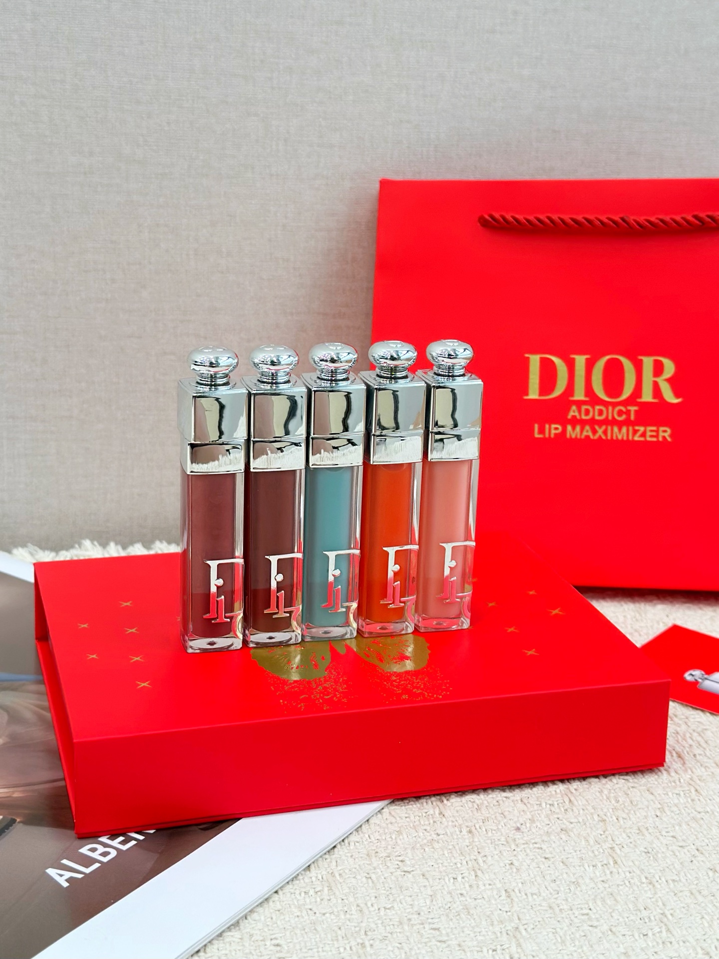 NO:879177,The five-piece set of Dior's Enchanting Lip Gloss is truly a masterpiece without any trouble!  !  !  From #012 dry rose, #apricot brown, #086 mint ice, #004 coral light orange to #001 pink translucent, each one is suitable for different scenes, covering daily commuting, dating and playtime!  The formula contains hyaluronic acid and cherry seed oil, which is moisturizing and non-drying, and can hide lip lines. Stars with dry lips will be ecstatic!  Moreover, the moisturizing and color development are both online. A thin application will give you a clear and dewy look, while a thick application will give you a plump glass lip. The clear texture has just the right color development, and it can be applied to yellow skin with confidence. The appearance, ingredients, and makeup effect are all online. It is perfect for personal use and gift giving!  !  !  , lipstick. lip glaze. lipstick, dior19860909迪奥魅惑丰唇蜜五支套盒真的零踩雷封神！！！从#012干枯玫瑰、#杏茶色、#086薄荷冰、#004珊瑚浅橘到#001粉色透亮,每一支都适配不同场景,日常通勤、约会玩妆全覆盖！ 配方含透明质酸与樱桃籽油,滋润不拔干,能隐形唇纹,干唇星人狂喜！而且滋润度和显色度双在线,薄涂是清透水光感,厚涂是饱满玻璃唇,清透质地显色力恰到好处,黄皮也能放心冲,颜值、成分、妆效全在线,自用送礼都超合适！！！,口红.唇釉.唇膏,dior,accessory
