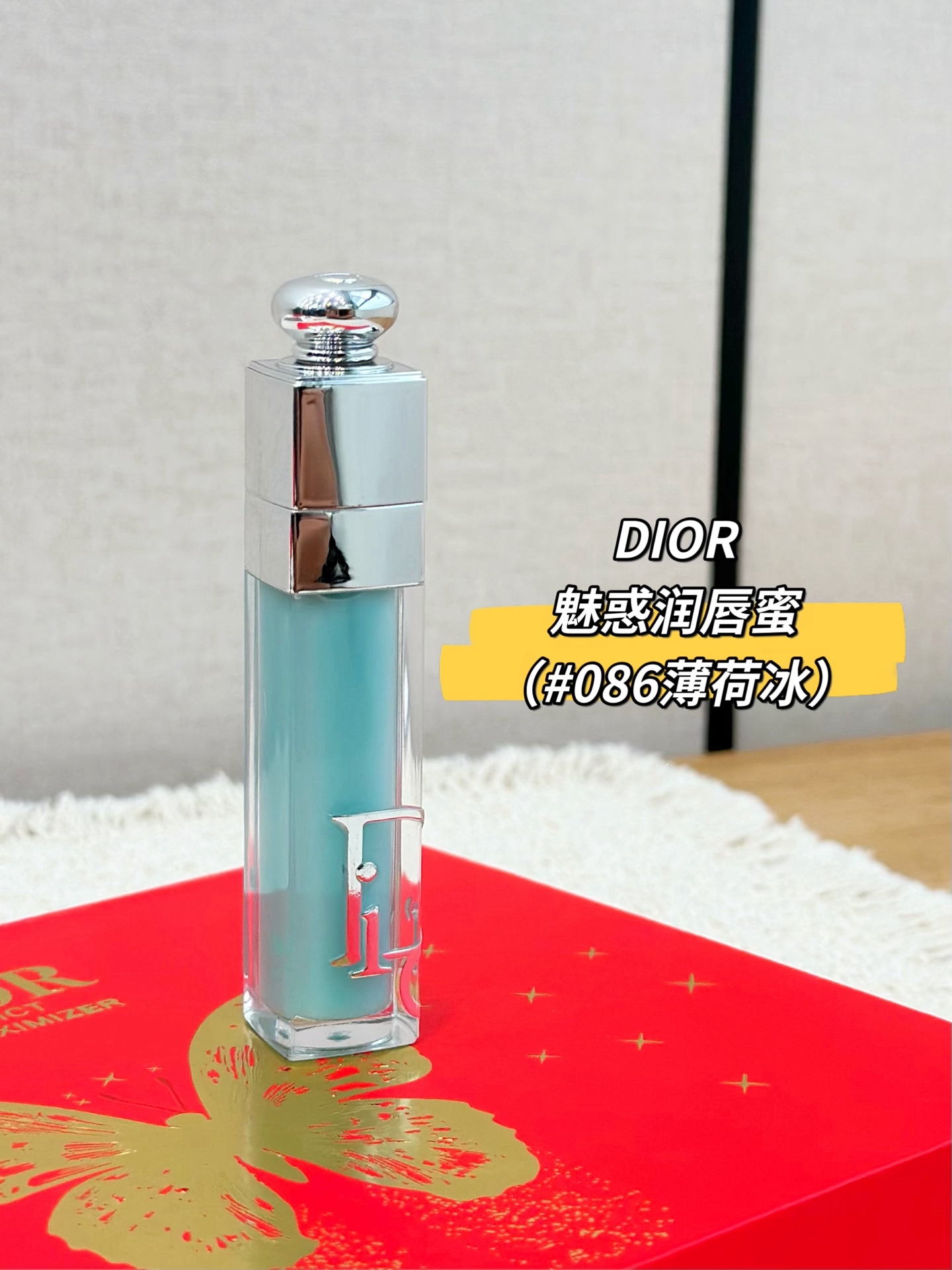 NO:879176,#001 Pink and translucent, eternal white moonlight!  Whoever wears the classic nude pink looks younger!  The clear watery feeling directly welds pure desire to the mouth. Applying it alone will make your lips look pouty. Applying any lipstick on top of it can turn it into a glass lip in seconds. It has yellow and white skin and close your eyes. Apply it during daily commuting and it will be gentle to the bones~ #004 Coral Light Orange Translucent Color is exclusive for energetic girls!  It has the sweetness of summer orange soda, and it is a clear orange-toned watery light on the lips, which whitens and improves the complexion. It is not annoying at all when applied to yellow skin. In summer, even lip lines will glow when you apply it on a date. It will make your heart beat when you apply it on a date!  #012 Dry rose translucent atmospheric ceiling!  The low saturation rose tone is too gentle. The thin application gives a cool feeling of pseudo-no makeup, and the thick application is rose bean paste with a sense of story. It is gentle and noble on the mouth. The yellow skin application greatly shows the temperament. It is gentle and aura when used for daily commuting~ # apricot tea color is translucent, gentle milk tea is the natural color!  Whoever wears it is a Korean girl. The clear apricot tea tone has a lazy atmosphere, which does not pick on the skin or make-up. When applied alone, it is a nude toned dewy light that is gentle to the core. When layered, the lip gloss instantly transforms into a Korean heroine. You can go out without makeup even if you wear it every day!  #086 Mint Ice Cool and cool, exclusive for girls!  A cool blues machine with an icy feel. This one is really special!  The clear mint blue has a cool feeling. When applied alone, it will create a clear glass lip. When layered on top of a dark lipstick, it will instantly turn you into a glamorous girl. A must-have for makeup lovers, it is niche and eye-catching!  !  !  , lipstick. lip glaze. lipstick19860909#001 粉色透亮 永远的白月光！经典裸粉色谁涂谁嫩！ 清透的水光感直接把纯欲焊在嘴上,单涂是妈生嘟嘟唇,叠涂任何口红都能秒变玻璃唇,黄皮白皮闭眼冲,日常通勤涂它温柔到骨子里～ #004 珊瑚浅橘透亮 元气少女专属色！自带夏日橘子汽水的清甜感、上嘴是清透的橘调水光,显白又提气色,黄皮涂也完全不踩雷,夏天涂它连唇纹都在发光,约会涂直接美到心动！ #012 干枯玫瑰透亮 氛围感天花板！低饱和玫瑰调也太温柔了吧 薄涂是伪素颜的清冷感,厚涂是自带故事感的玫瑰豆沙,上嘴温柔又显贵,黄皮涂巨显气质,日常通勤涂它温柔又有气场～ # 杏茶色透亮 温柔奶茶本命色！谁涂谁是韩系小姐姐 清透的杏茶调自带慵懒氛围感,不挑皮不挑妆,单涂是温柔到骨子里的裸调水光,叠涂唇釉秒变韩系女主,日常涂它素颜都能直接出门！ #086 薄荷冰 清冷拽姐专属！自带冰透感的蓝调小心机 这支真的太特别了！清透的薄荷蓝调自带清冷感,单涂是清透的玻璃唇,叠涂在深色口红上直接秒变拽姐,玩妆姐妹一定要冲,小众又吸睛！！！,口红.唇釉.唇膏,accessory