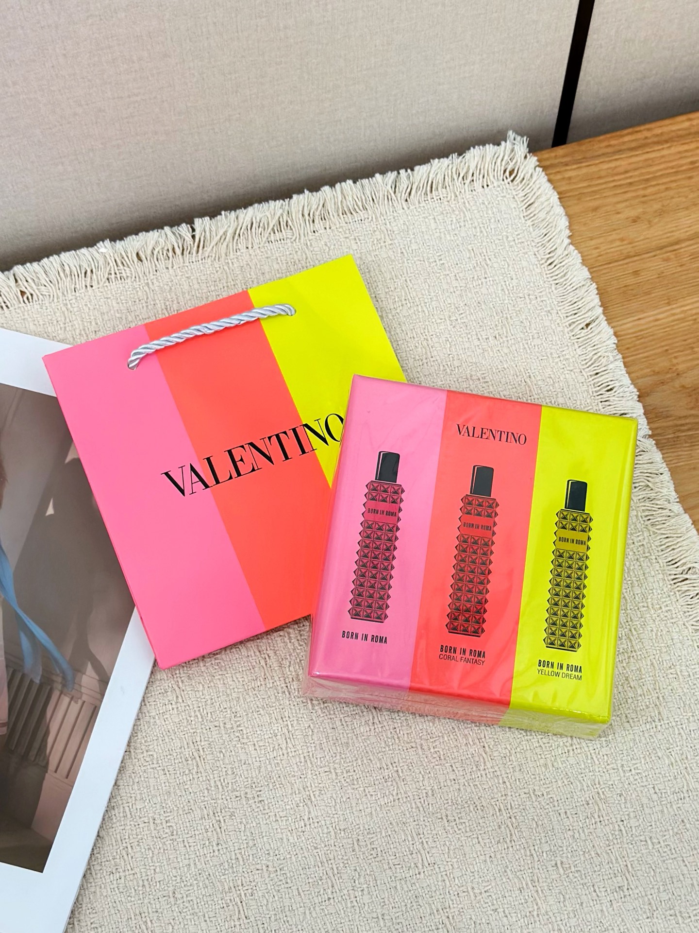 NO:879191,This Valentino perfume gift set is so beautiful that I fall in love with this Valentino three-piece accompanying fragrance set. I can’t thank you enough!  Dopamine contrasting color gift box + rivet perfume bottle, the appearance is directly like a god, it is noble and eye-catching when held in the hand, it is very dignified to give away and keep for yourself, each one has the fragrance of immortality that is not surprising!  !  !  Punk sweetheart Donna Born In Roma's sweet and cool rich daughter-in-law is welded directly to the body!  The top notes are refreshing bergamot and grapefruit, with a bit of cold sourness and sweetness, slowly transitioning to the gentle fragrance of Bulgarian rose and white peach, and the base notes are slightly warm with guaiac wood, sweet but not greasy. It has the charm of a girl and the cool feeling of not being close to strangers. It is so beautiful when applied on a date!  Miss Sunset Coral Fantasy is a fishing type sunset fragrance with its own filter!  The top notes are the fresh fruity aroma of strawberry, kiwi and blood orange, which is like taking a bite of a newly ripe orange, refreshing and bright. The middle notes of jasmine and rose slowly spread out, gentle and feminine, and the base notes of cedar wood and vetiver add a bit of laziness. Apply it in spring and summer, and even the wind will carry a gentle fragrance!  White Rose Yellow Dream is an unobtrusive white moonlight rose fragrance!  Who can resist a clean and gentle rose perfume!  It is based on the fragrant Turkish rose, mixed with the sweetness of peony and lychee, and is gently wrapped by white musk and cedar. It is not harsh or harsh, and it is not out of place when you apply it to work, school, or commuting. Like a gentle sister who carries fake body fragrance, you will be asked for links wherever you go!  !  ,perfume,valentino19860909华伦天奴这套香水礼盒直接美到我心巴上华伦天奴这组随行香三件套,我真的夸累了！多巴胺撞色礼盒+铆钉香水瓶,颜值直接封神,拿在手里贵气又吸睛,送人自留都超有面儿,每一支都是不踩雷的神仙味道！！！ 朋克甜心 Donna Born In Roma 甜酷富家千金香直接焊在身上！前调是清冽的佛手柑和葡萄柚,带着一点点冷感的酸甜,慢慢过渡到保加利亚玫瑰和白桃的温柔香气,尾调又带着愈创木的微暖,甜而不腻,既有少女的娇俏,又有生人勿近的清冷感,约会涂直接美到心动！ 落日小姐 Coral Fantasy 自带滤镜的钓系落日香！前调是草莓、奇异果和血橙交织的鲜活果香,像咬了一口刚成熟的橘子,清爽又明媚,中调的茉莉和玫瑰慢慢铺开,温柔又有女人味,尾调的雪松木和岩兰草又添了几分慵懒,春夏涂它,连风都带着温柔的香气！ 白日玫瑰 Yellow Dream 不挑人的白月光玫瑰香！谁能拒绝一支干净又温柔的玫瑰香水啊！以馥郁的土耳其玫瑰为主调,混着淡淡的牡丹和荔枝清甜,被白麝香和雪松温柔包裹,不齁不冲,上班、上学、通勤涂都不违和,像自带伪体香的温柔姐姐,走到哪都被问链接！！,香水,valentino,accessory
