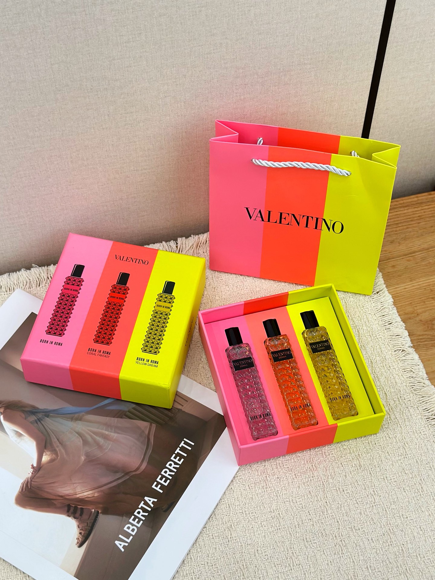 NO:879189,This small bottle is too cute, right? Valentino celebrity fragrance three-piece gift box with spray nozzle. The contents include Valentino Punk Sweetheart perfume 15ml1, Valentino Miss Sunset perfume 15ml1, Valentino Daytime Rose perfume 15ml*1.  The Valentino celebrity three-piece gift set is an attractive perfume gift box, including one bottle of Valentino Punk Sweetheart perfume 15ml, Miss Sunset perfume 15ml, and Day Rose perfume 15ml. Each bottle has a spray nozzle for easy use., perfume, valentino19860909这小瓶身也太太太可爱了吧 华伦天奴明星随行香三件套礼盒,带喷头 内物包含 华伦天奴朋克甜心香水15ml1 华伦天奴落日小姐香水15ml1 华伦天奴白日玫瑰香水15ml*1 华伦天奴明星随行香三件套礼盒是一款颇具魅力的香水礼盒,包含华伦天奴朋克甜心香水15ml、落日小姐香水15ml、白日玫瑰香水15ml各一瓶,每瓶都带有喷头,方便使用.,香水,valentino,accessory