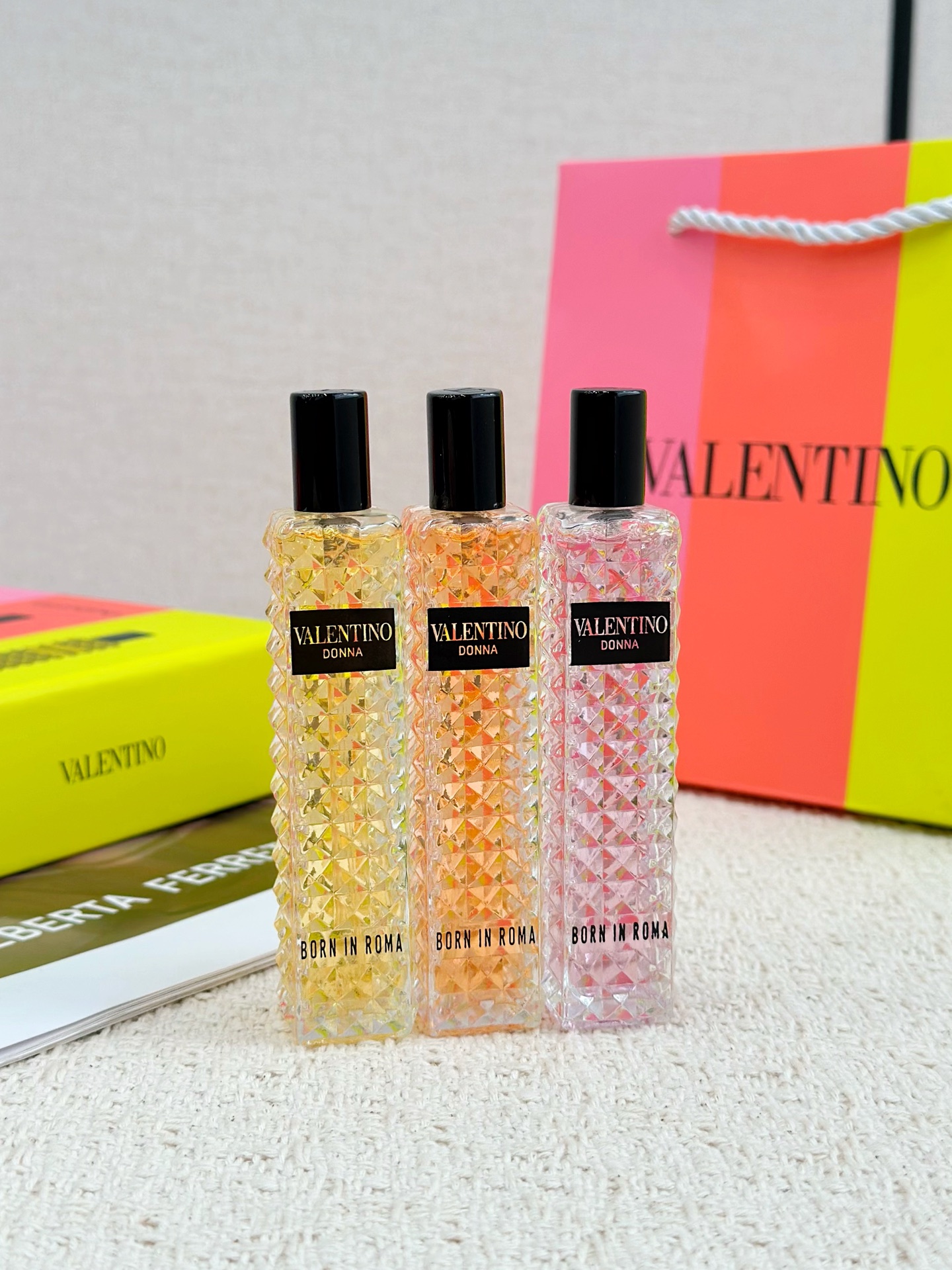 NO:879187,Characteristics of each perfume: Punk Sweetheart perfume has the refreshing aroma of bergamot and sour grapefruit in the front, and then slowly penetrates into the warm scent of Bulgarian rose and white peach, giving people a sense of elegance like a wealthy daughter, but also has a cool beauty that can be seen from a distance but not played with.  The top notes of Miss Sunset are the fresh fruity aromas of strawberry, kiwi and Italian blood orange. The middle notes are the fragrant floral fragrance of Indian jasmine and rose. The base notes are the looming aroma of cedar wood and vetiver, showing the purity, vitality and sexiness of women. The day rose fragrance is mainly based on the fragrant rose fragrance, blended with the taste of peony and wrapped in white musk. The fragrance is rich and long-lasting, showing elegance and romance.  The 15ml carry-on size is so convenient!  Designed with a spray head, it is very convenient to carry fragrance in your bag. Whether you are traveling or commuting, you can always have a high-end atmosphere. Perfume19860909各款香水特点 朋克甜心香水前调有清冽的佛手柑和酸涩的葡萄柚香气,之后慢慢渗透出温润的保加利亚玫瑰和白桃香,给人一种富家千金的优雅感,又带有可远观而不可亵玩的清冷之美. 落日小姐香水前调是草莓、奇异果与意大利血橙的清新果香交织,中调有印度大花茉莉与玫瑰的馥郁花香,尾调则是雪松木与岩兰草的香气若隐若现,展现出女性的清纯、活力与性感. 白日玫瑰香水以馥郁的玫瑰香为主,融合了牡丹的味道,并被白麝香包裹,香气浓郁而持久,尽显优雅与浪漫. 15ml的随身装也太方便了！带喷头设计,揣包里补香超方便,不管是旅行出差还是日常通勤,都能随时拥有高级氛围感.,香水,accessory
