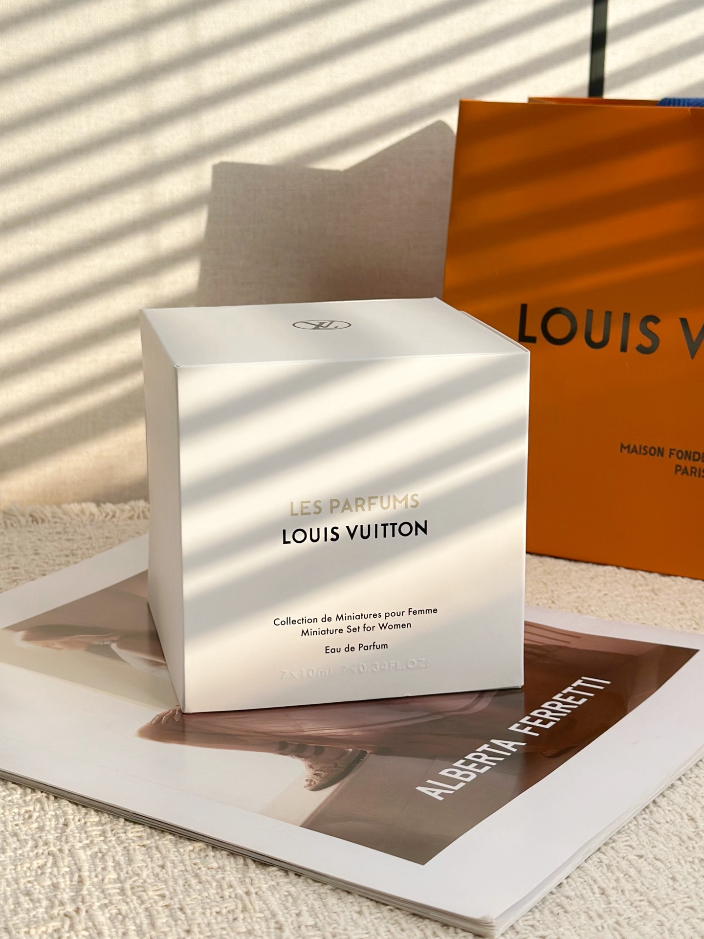 NO:879232,As the top luxury brand in Paris born in 1854, Louis Vuitton has long been a benchmark in the global luxury industry. Starting from classic suitcases, LV has integrated centuries-old travel art into fragrance creation. It entered the field of fragrance as early as 1927. After restarting the fragrance line, it joined hands with the top perfume masters in Grasse to select rare raw materials and condense the travel scenery into scents. Each fragrance carries the brand's centuries-old ingenuity and style.  In the circle, LV has always been a symbol of identity, taste and style, ranking firmly at the top of the luxury goods pyramid. It is the favorite of royal celebrities and celebrity elites. Whether it is a formal business occasion, a high-end dinner, or a daily social interaction, a touch of LV fragrance is a low-key status card. This mini travel set is even more popular hard currency in fragrance circles, giving a decent gift and showing your taste when kept for yourself.  With its rich fragrance, outstanding fragrance and excellent texture, it has gained the love of people of all ages. It has become popular all over the Internet and is affectionately called the 'Seven Dragon Balls' by fragrance lovers. The seven fragrances have different styles and are blindly selected. The fragrance can last for about 7 hours. It is suitable for various scenarios such as commuting, dating, parties, and home. It is very suitable for novices and experienced fragrance lovers to collect. Perfume, louis vuitton, louis vuitton19860909作为诞生于1854年的巴黎顶奢品牌,路易威登早已是全球奢侈界的标杆.从经典旅行箱起家,LV将百年旅行艺术融入香氛创作,早在1927年便涉足香氛领域,重启香氛线后携手格拉斯顶尖调香大师,甄选珍稀原料,把旅途风物凝练成缕缕香气,每一款香都承载着品牌沉淀百年的匠心与格调. 在圈层之中,LV始终是身份、品味与格调的象征,稳居奢侈品金字塔顶端.它是皇室名流、明星精英的心头好,无论是正式商务场合、高端晚宴,还是日常社交,一抹LV香气便是低调的身份名片.这套迷你旅行套更是香圈热门硬通货,送礼体面十足,自留尽显品味. 凭借丰富香型、出众留香与绝佳质感,它收获了全年龄段人群的喜爱,全网种草刷屏,被香友亲切称作“七龙珠”.七款香调风格各异、盲选不踩雷,留香可达7小时左右,适配通勤、约会、聚会、居家等各类场景,新手入门、资深香友收藏都十分合适.,香水,louis vuitton,louis vuitton,accessory