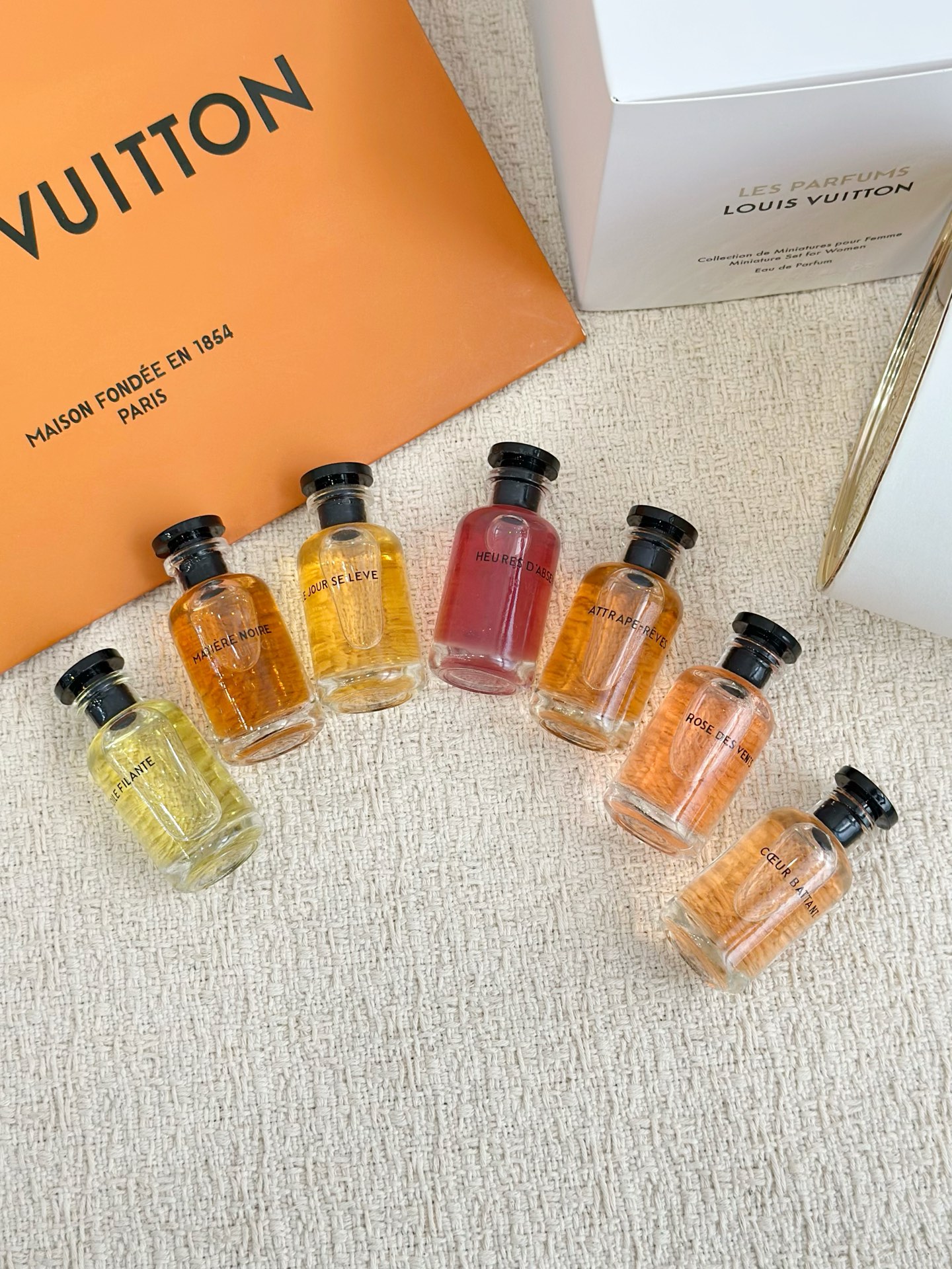 NO:879220,The color scheme is classic and eye-catching, and the texture is high-quality. The moment you unbox it, you will feel a sense of ritual. The single 10ml bottle is exquisite in shape, transparent and clean, with simple and advanced lines. It abandons exaggerated design and perfectly interprets French elegance. The seven fragrances are arranged in an orderly manner, which is not only a practical fragrance, but also a beautiful decoration for dressing tables and desktops. The small bottle is light and easy to carry, and it is not burdensome to carry it with you when traveling. The appearance of the party will be lost at a glance. Breaking Dawn Le Jour Se  Lève has a bright floral and fruity fragrance, like the first ray of sunshine breaking through the clouds in the morning, refreshing and healing. Top notes are orange, blackcurrant, lemon, grapefruit, and orange, with a sweet and fruity fragrance that hits your face, fresh and not greasy. Middle notes are jasmine, magnolia, rose, and lily of the valley, all kinds of elegant floral fragrances blooming in layers, gentle and smart. Base notes are amber, vanilla, and musk, with a warm and gentle aftertaste that is gentle on the skin. It can be enjoyed with closed eyes for daily commuting and spring and summer travel. Shine  Mille Feux is an atmospheric fragrance with rich layers, intertwined with fruity and floral fragrances, and the base note has a sense of calmness and luxury. The top notes are raspberry and bergamot, which provide a refreshing and sweet and sour fruity flavor.  Base notes of leather, orris root, patchouli, sandalwood, oak moss, a fusion of wood and leather, a retro atmosphere, suitable for formal occasions and dinner parties. Rose des Vents LV's signature rose fragrance, a gentle and noble all-match style. Top notes of blackcurrant, green leaves, peach, sweet and fruity flavor mixed with herbal scent, fresh and natural. Middle notes of multiple roses are paired with iris, the pure and rich rose fragrance spreads slowly, gentle and not gaudy.  The base notes are cedar, orris root, pepper, violet leaf, and musk. The woody base notes neutralize the sweetness, making it elegant and dignified. It is very good for dates and daily wear. Relying on Contre Moi's gentle and healing vanilla fragrance, the sweetness is just right, soft and reassuring. The top notes are bergamot, lemon, and green leaves. The refreshing herbal and woody fragrance soothes dullness, making it clean and comfortable.  The middle notes are magnolia, orange blossom, pear, and rose. The light floral fragrance lingers gently and fills the atmosphere. The base notes are ambrette, cocoa fruit, and vanilla. The vanilla scent is rich but not overly sweet. It is gentle and lingering. It is especially comfortable to use before bed and at home. Dream Chasing Attrae-Rêves A unique oriental gourmet fragrance, with a hint of bitterness in the sweetness, and full recognition.  Top notes of lychee and cocoa, the sweet and fruity fragrance collides with mellow cocoa, novel and uplifting. Middle notes of peony and rose, a soft floral fragrance that neutralizes the heavy feeling, elegant and smart. Base notes of patchouli, a slightly bitter medicinal base, sweet but not greasy, mysterious and connotative. If you prefer niche fragrances, you must try it. Cur Battant is full of vitality and fruity aquatic fragrance, full of girly, clean and fresh.  The fruity fragrance is the first to appear, with elegant narcissus, ylang-ylang and jasmine. It is lively and lively, like the smell of a refreshing white shirt. The base note ends with patchouli and moss, weakening the sweetness and vitality without being childish. It is suitable for daily use by students and young girls. The undercurrent of Matière Noire is a cold-toned advanced woody fragrance, mysterious and restrained, full of neutral style, and can be used by both men and women. The top note is black currant, with a light fruity aroma, cool and unobtrusive.  The middle notes are jasmine and rose, and soft white flowers are looming to add a sense of layering. The base notes are agarwood and patchouli, and the deep woody fragrance slowly spreads. It is cold and high-end. It is not a niche fragrance and is suitable for cool style and business wear., perfume, louis vuitton, shirts19860909配色经典耐看,质感上乘,开箱瞬间仪式感拉满.单支10ml香瓶身形玲珑,瓶身通透光洁,线条简约高级,摒弃浮夸设计,完美诠释法式优雅.七支香排列在一起错落有致,不单是实用香氛,更是梳妆台、桌面的绝美装饰.小巧瓶身轻便易携,出行随身带也毫无负担,颜值党一眼沦陷. 破晓 Le Jour Se Lève 元气明亮的花果香,像清晨冲破云层的第一缕阳光,清新又治愈. 前调橘子、黑加仑、柠檬、葡萄柚、橙子,清甜果香扑面而来,鲜活不腻口 中调茉莉、木兰、玫瑰、铃兰,各色柔雅花香层层绽放,温婉又灵动 后调琥珀、香草、麝香,温润余韵贴肤柔和,日常通勤、春夏出行闭眼入. 闪耀 Mille Feux 层次丰富的氛围感香调,果香与花香交织,尾调自带沉稳高级感. 前调覆盆子、香柠檬,酸甜果意清爽开场,灵动又别致 中调桂花、鸢尾花、藏红花、茉莉、玫瑰,花香馥郁优雅,韵味十足 后调皮革、鸢尾根、广藿香、檀香木、橡木苔,木质与皮革融合,复古大气,正式场合、晚宴聚会都适配. 风中玫瑰 Rose des Vents LV王牌玫瑰香,温柔显贵的百搭款. 前调黑加仑、绿叶、桃子,清甜果味混着草木气息,清新自然 中调多重玫瑰搭配鸢尾花,纯粹馥郁的玫瑰香缓缓散开,温柔不艳俗 后调雪松、鸢尾根、胡椒、紫罗兰叶、麝香,木质底调中和甜感,雅致端庄,约会、日常穿搭都很加分. 倚靠 Contre Moi 温柔治愈的香草系香氛,甜度恰到好处,软糯又安心. 前调香柠檬、柠檬、绿叶,清冽草木香抚平沉闷,干净舒服 中调木兰、橙花、梨、玫瑰,淡香花香轻柔萦绕,氛围感拉满 后调黄葵、可可果、香草,浓郁却不齁甜的香草气息,温柔缱绻,睡前、居家使用格外舒心. 追梦 Attrae-Rêves 个性十足的东方美食调,甜感中带着一丝清苦,辨识度拉满. 前调荔枝、可可,清甜果香碰撞醇厚可可,新奇又上头 中调牡丹、玫瑰,柔美花香中和厚重感,优雅灵动 后调广藿香,微苦药感打底,甜而不腻,神秘又有内涵,偏爱小众香调一定要试试. 动心 Cur Battant 元气满满的水生花果香,少女感十足,干净又清新. 果香率先登场,搭配清雅水仙、依兰与茉莉,灵动活泼,像清爽的白衬衫味道.尾调以广藿香、苔藓收尾,弱化甜腻,元气又不幼稚,学生党、年轻女生日常使用超合适. 暗涌 Matière Noire 冷调高级木质香,神秘内敛,中性风拉满,男女都能驾驭. 前调黑加仑,淡淡果香铺垫,清冷不张扬 中调茉莉、玫瑰,柔美的白花若隐若现增添层次感 后调沉香、广藿香,深邃木质香缓缓蔓延,冷冽又高级,小众不撞香,酷飒风格、商务穿搭都适配.,香水,louis vuitton,shirts,accessory