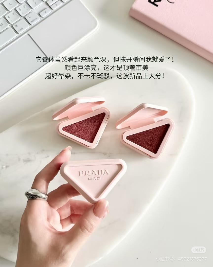 NO:894399,The texture of the creamy mousse is soft and smooth, and it can instantly turn from cream to matte powder when applied. It has strong peeling power and does not stick to fine lines under the eyes, does not cause mottled lines, and does not cause dullness and oxidation. One cream can be used as blush, lip mud, and eye shadow. It can also enhance the atmosphere, reduce swelling, and color lips. Novice hand blending can also create a clean and transparent original look. It is suitable for dry skin and combination skin, and the makeup will not be easy to wear off all day long. Makeup19860909奶油慕斯质地软糯顺滑,上手轻拍即刻膏转雾面粉体,扒肤力强悍,不卡眼下细纹、不斑驳积线、不暗沉氧化.一膏三用,可充当腮红、唇泥、眼影,兼顾氛围提色、修容消肿、唇部着色,新手徒手晕染也能打造干净通透原生感妆容,干皮、混油皮都适配,持妆一整天不易脱妆.,彩妆,accessory