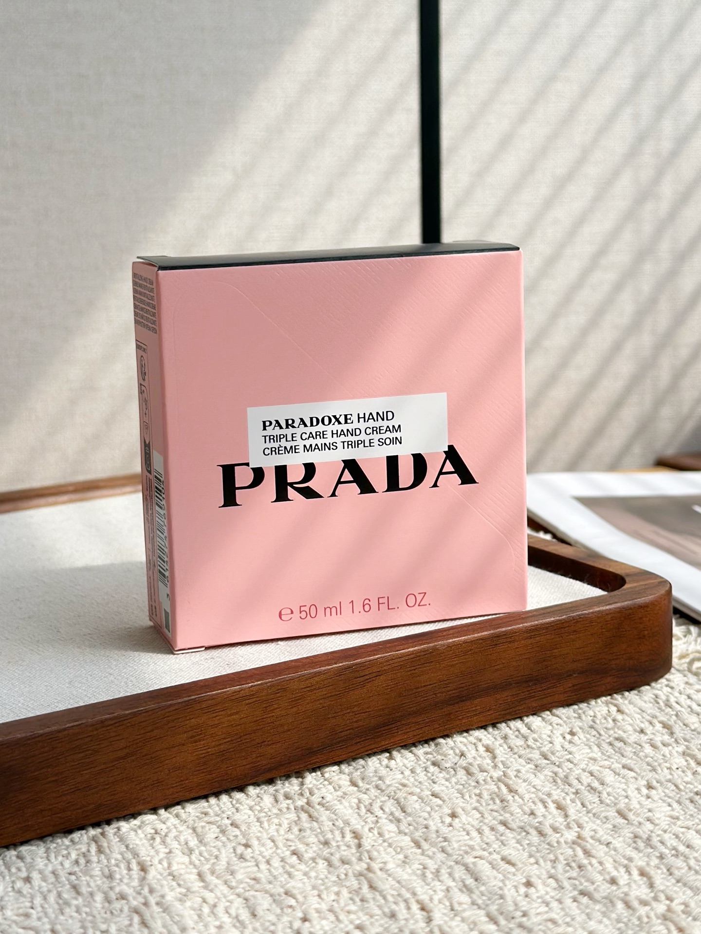 NO:894445,A major extension of Prada's popular Myself Unpredictable series is here. This iconic pink triangle hand cream combines the high-grade milky fragrance of the same perfume with luxurious hand care. It combines appearance, fragrance and repairing power!  It comes with a super-recognizable triangular shape of soft matte nude powder, a simple three-dimensional embossed brand logo, and a light luxury gift box of the same color. It is exquisite and compact in the hand, and it is no burden to put it in a bag. It is a fashionable item with its own style that can be reapplied at will. The appearance itself is enough to make people fall in love at a glance. It is exquisite for personal use and a light luxury gift. Hand cream, prada19860909普拉达爆款我本莫测系列重磅延伸单品登场,这款标志性粉三角护手霜,把同款香水高级奶香融入手部奢护,颜值、香氛、修护实力三管齐下！ 自带超高辨识度的柔雾裸粉三角造型,简约立体压印品牌Logo,搭配同色系轻奢礼盒,拿在手里精致小巧,揣进包包毫无负担,随手补涂都是自带格调的时尚小单品,颜值本身就足以让人一眼心动,自用精致、送礼轻奢氛围感拉满.,护手霜,prada,accessory
