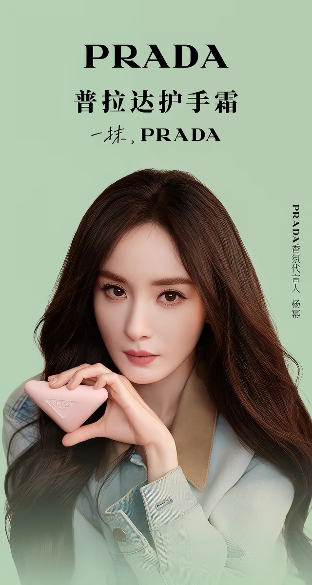 NO:894422,The triple skin-nourishing formula can not only provide long-term hydration and moisturizing, but also deeply improve rough and flaky hands and chapped hands, soften perinail cuticles, and repair hangnails. Long-term use can dilute dull fine lines on hands and strengthen the nail surface. The texture is light, smooth, and non-sticky. It feels refreshing after application and does not stick to mobile phone keyboards. Sensitive skin can also be used with peace of mind. These advantages are why Yang Mi loves it. Hand Cream19860909三重养肤配方既能长效补水保湿,又可深层改善手部粗糙起皮、虎口干裂,软化甲周角质、修护倒刺,长期使用淡化手部暗沉细纹、强韧甲面,质地轻薄顺滑不黏腻,涂完清爽不粘手机键盘,敏感肌也可安心使用,这些优点就是杨幂爱它的理由,护手霜,accessory
