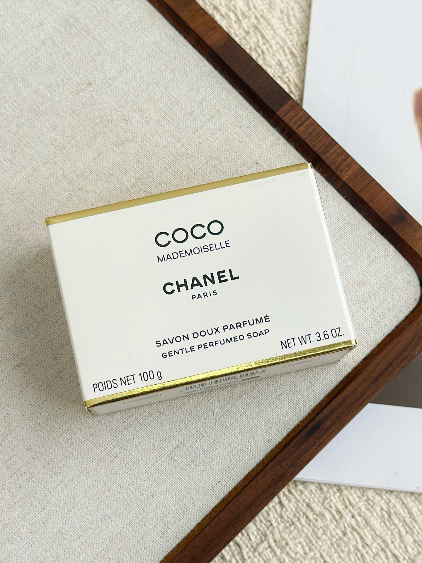 NO:894410,Chanel COCO Miss Fragrance Bath Soap Gentle and golden fragrance, all-around good product  As a fragrance soap from the same source as Chanel's popular COCO fragrance, this 100g classic square soap locks elegant femininity in every detail, making it difficult to let go after using it. The overall simple milky white square soap body is embossed with the brand's words, and is paired with a gold-rimmed luxury gift box. The exquisite and neat packaging has a French socialite style. Placing it on the bathroom counter instantly enhances the exquisite atmosphere. It is high-end for personal use and decent as a gift!  !  !  , toiletries, chanel19860909香奈儿COCO小姐香氛沐浴皂 温柔千金感香氛全能好物 作为香奈儿热门COCO小姐香水同源香氛皂,这块100g经典方皂把优雅女人味牢牢锁在每一处细节里,用过便很难再割舍.整体简约奶白方型皂体浮雕品牌字样,搭配金边轻奢礼盒,精致利落的包装自带法式名媛格调,摆在浴室台面瞬间提升精致氛围感,自用高级、送礼体面感拉满！！！,洗护用品,chanel,accessory