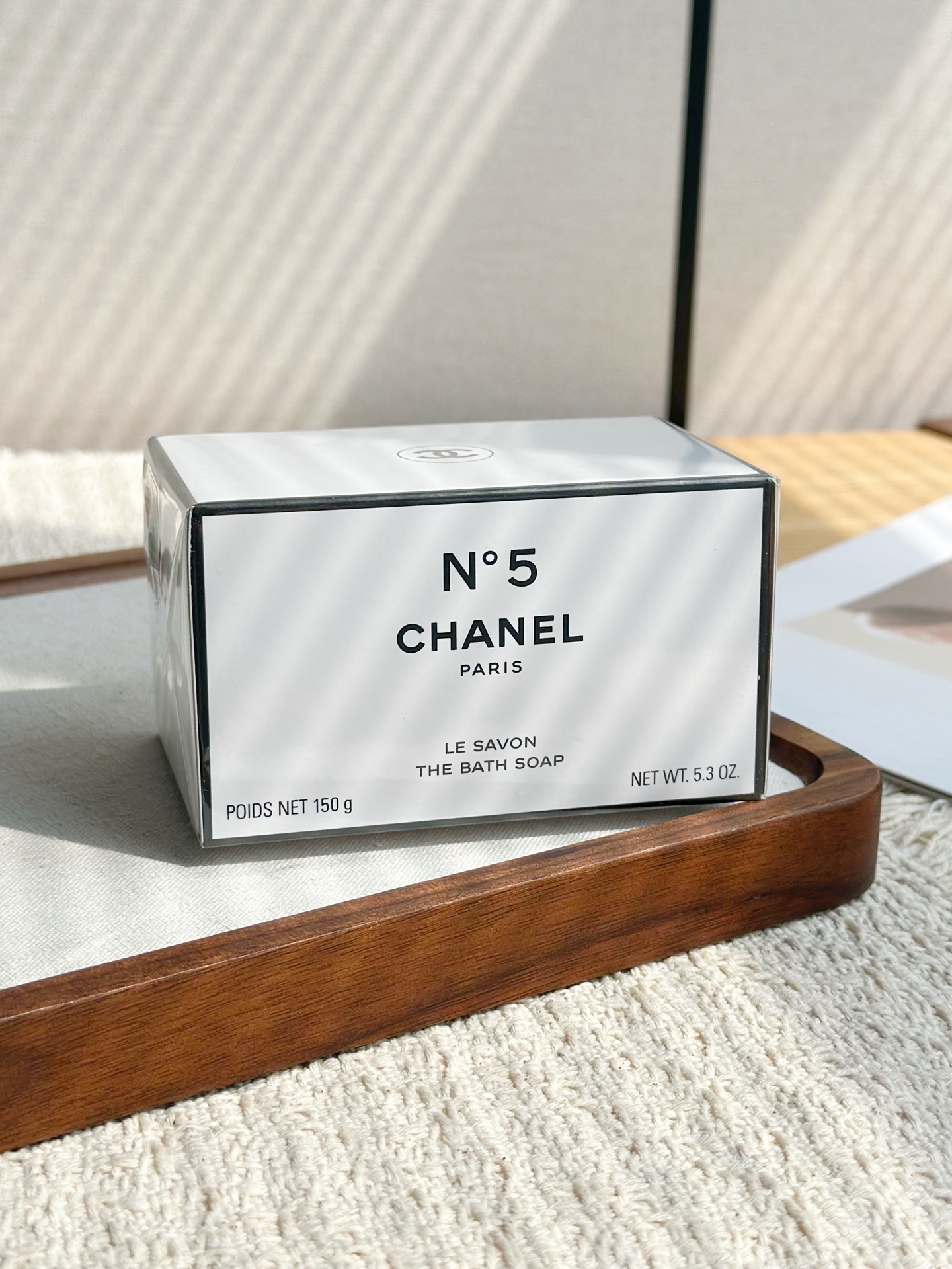 NO:894389,Chanel N°5 No. 5 Bath Soap｜Turning a classic perfume from time to time into a light luxury bathing treasure. Just its appearance directly touches the mid-to-high-end aesthetics. The gentle nude pink goose egg shape is round and elegant. The N°5 logo is low-key engraved on the body of the soap. It is paired with a minimalist black and white light luxury gift box. It fills the atmosphere instantly after unpacking. When placed on the bathroom countertop, it is an exquisite soft furnishing. It enhances the sense of daily ritual for personal use and is irreplaceable for the sense of dignity when giving gifts. Toiletries, chanel19860909香奈儿N°5五号沐浴皂｜把传世经典香水做成一块轻奢沐浴瑰宝 光是颜值就直接戳中高级审美,温柔裸粉鹅蛋造型圆润雅致,皂身低调镌刻N°5标识,搭配极简黑白轻奢礼盒,拆开包装瞬间氛围感拉满,摆放在浴室台面就是精致软装摆件,自用提升日常仪式感,送礼体面感更是无可替代,洗护用品,chanel,accessory