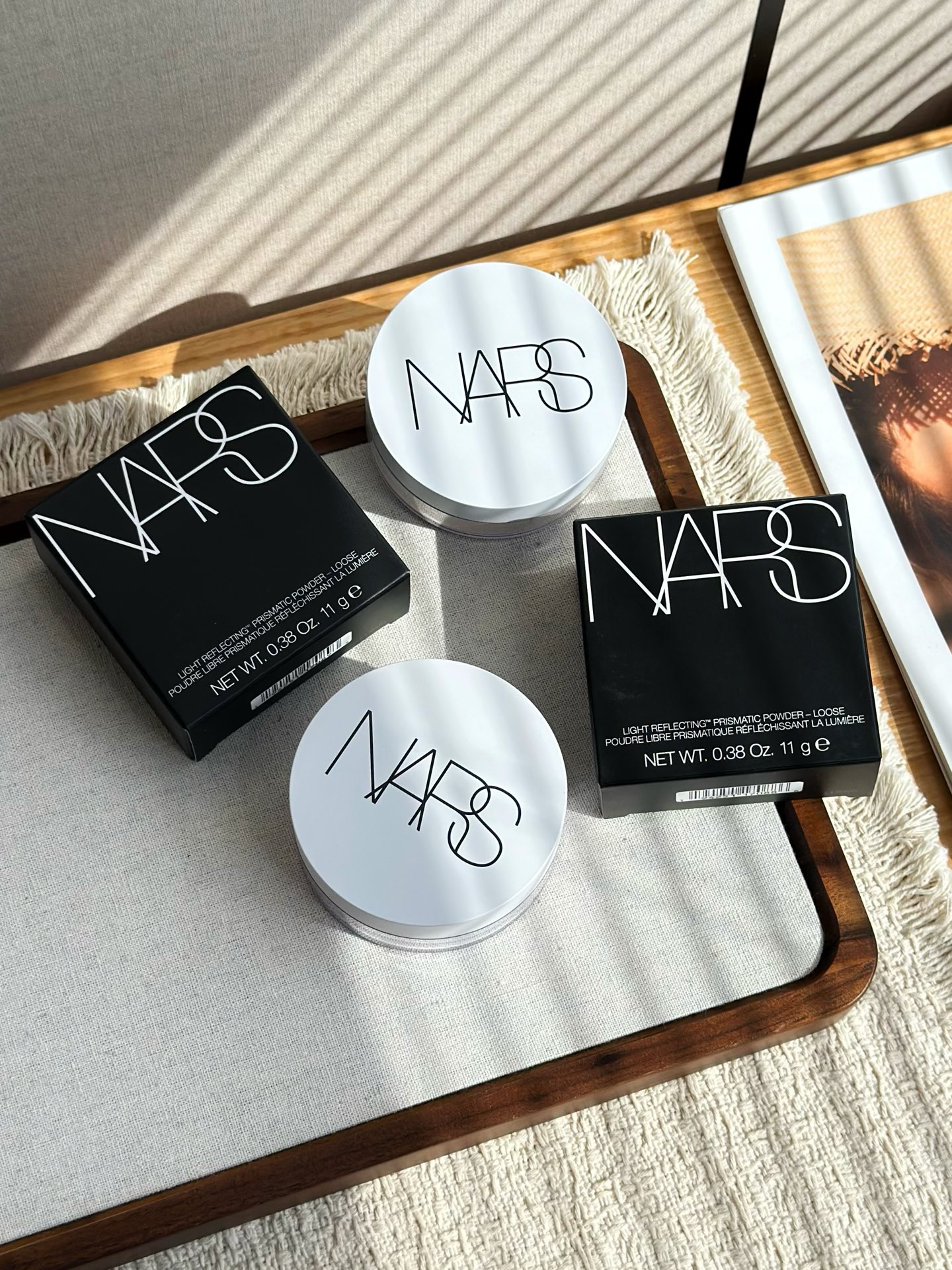 NO:894598,NARS' new product is on sale. The top-notch pair of limited-edition powders will immediately blow up the beauty circle~ One box can provide color correction, remove yellowing, long-lasting oil control, and soft focus on pores!  Suitable for daily commuting, dating and travel, and wearing makeup all day long!  The minimalist white round jar is high-end and eye-catching, and it looks great when taking photos. It is compact and can be put in your bag for touch-ups at any time. For personal use, you can easily have clean matte and soft skin. It is a gift that is decent and textured. Once used, it is a treasure that can be repurchased all year round!  !  !  ,makeup19860909NARS新品发售 定妆顶流双限定蜜粉直接炸翻美妆圈～ 一盒搞定校色去黄、长效控油、柔焦毛孔！日常通勤、约会出行、全天带妆全部适配！极简白圆罐高级耐看,随手拍都很出片,小巧尺寸塞包里随时补妆,自用轻松拥有干净雾面柔光肌,送人体面又有质感,用过就离不开的常年回购定妆宝藏！！！,彩妆,accessory
