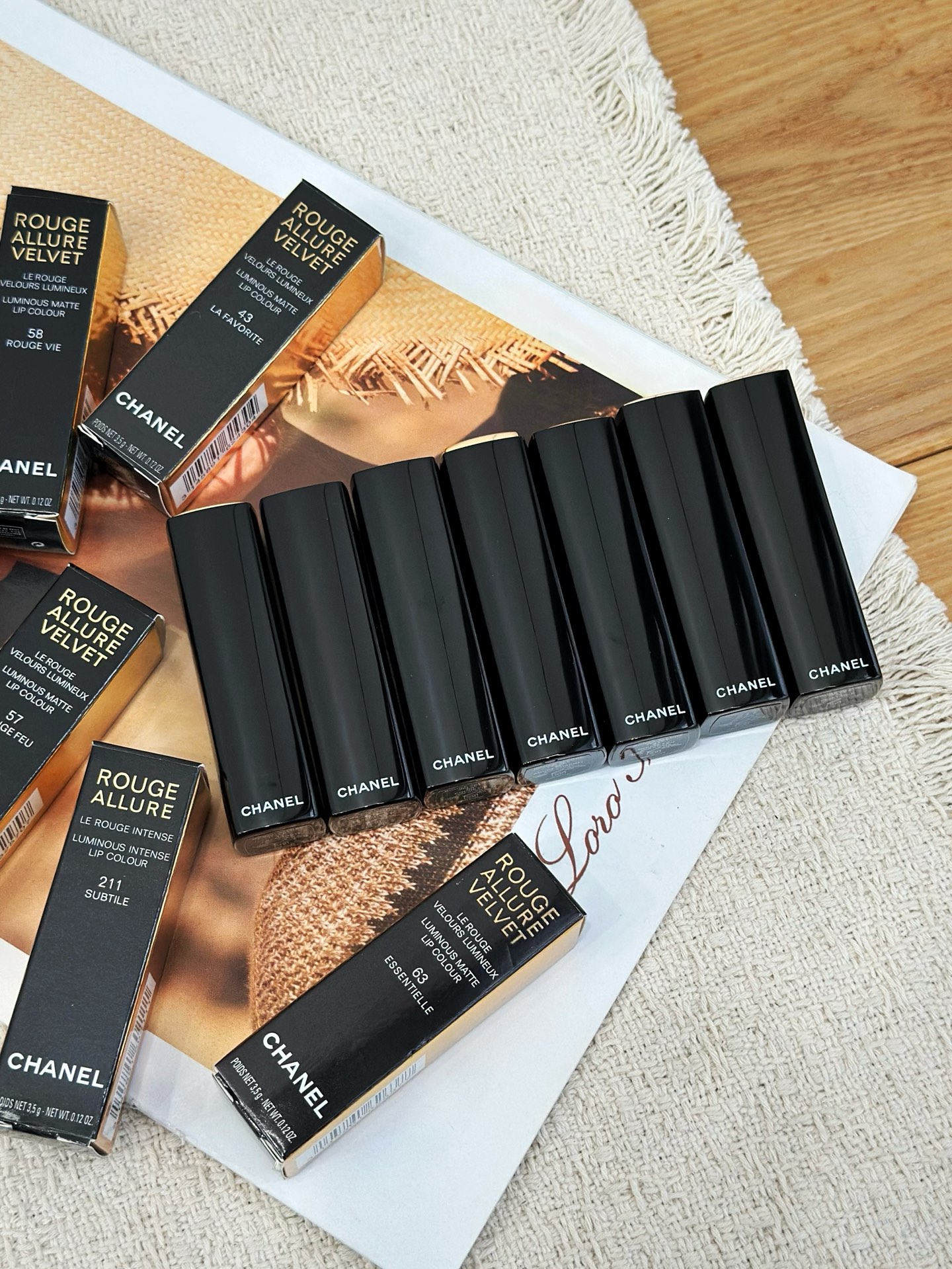 NO:919209,The Fengshen black gold square tube directly hits the aesthetic mark!  The bright black tube body is matched with a gilt top cover, which has a contrasting retro nobility. The CHANEL logo is embossed on the tube body to hide the details. It has a heavy metal texture and does not feel like cheap plastic at all. Just put it in your bag and take it out to touch up your makeup. It instantly enhances your style. It is simple and elegant. It is wear-resistant and scratch-resistant and will not be mottled or chipped after long-term use. It has both good looks and texture!  !  !  Ultra-high rich color development, one layer of application can directly saturate the lips, no need to apply it back and forth repeatedly to damage the lips. It has super color-holding adhesion, and the base color firmly sticks to the lips, so there is no need for frequent touch-ups!  The 7 major shades cover all scenarios of no makeup, commuting, dating, and dinner. You can find your natural color for both warm and cold skin, and dark and light lips. Blind selection for novices will not be a surprise. 3.5g large capacity, the durability of luxury brand lipsticks, precise oblique cutting of the paste head, novices do not need lip liner, just outline the perfect lip peak in one stroke, even the disabled can draw exquisite lip shapes, lipstick, lip glaze, lipstick, chanel19860909封神黑金方管直接戳中审美！亮黑管身搭配鎏金顶盖,撞色复古贵气,管身浮雕CHANEL标识暗藏细节,上手沉甸甸金属质感,完全没有廉价塑料感.随手往包里一放,掏出来补妆瞬间提升格调,简约又大气,耐磨耐刮长期使用也不会斑驳掉漆,颜值质感双在线！！！ 超高浓郁显色度,一笔叠涂直接饱和,不用反复来回涂抹伤害唇部,超强持色附着力,底色牢牢扒在嘴唇上,不用频繁补妆！7大色调覆盖素颜、通勤、约会、晚宴全场景,冷暖皮、深浅唇全都能找到本命色,新手盲选零踩雷.3.5g大容量,奢牌口红里耐用度拉满,精准斜切膏头,新手不用唇线笔,一笔勾勒完美唇峰,手残党也能画出精致唇形,口红.唇釉.唇膏,chanel,accessory