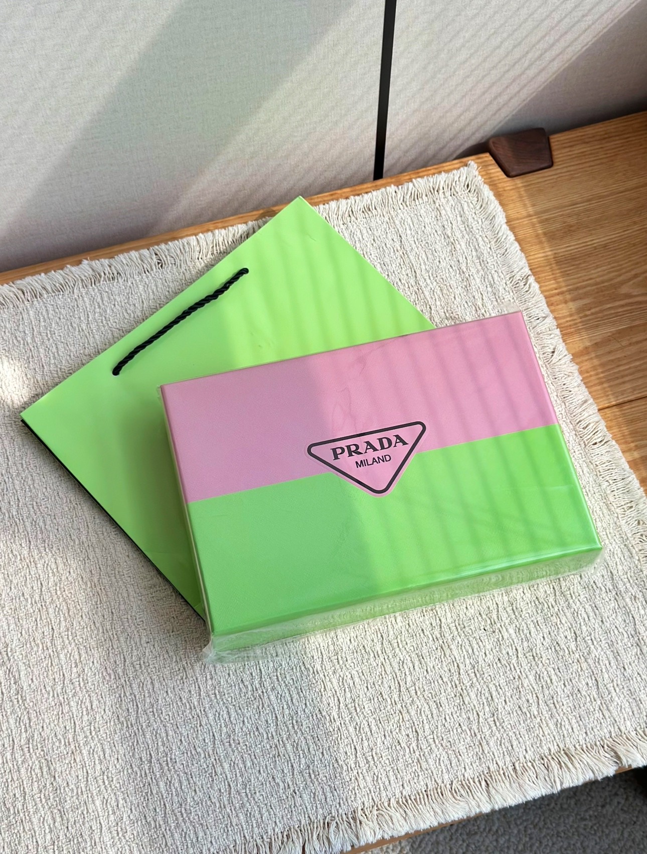 NO:938761,A box of five fragrances is very cost-effective. One men's fragrance is suitable for boys' outfits, and four different styles of women's fragrances can be used all year round, including sweet girly fragrance, gentle daily fragrance, rich sister fragrance, and calm neutral fragrance. The triangular bottle is exquisite and compact, which is very convenient to carry around to refill the fragrance. The gift box is light and luxurious, so you can keep it for yourself and slowly taste the various fragrances, or give it to relatives, friends and partners. It is a good quality gift that you can't go wrong with!  !  !  , perfume and trendy department store19860909一盒五支性价比直接拉满 一支男士香适配男生穿搭,四款风格迥异的女香承包一年四季使用需求,清甜少女、温婉日常、御姐浓香、沉稳中性香全部集齐.三角瓶身精致小巧,随身携带补香十分便捷,礼盒轻奢高级,自留慢慢品鉴多款香型,或是送给亲友伴侣,都是不出错的质感好物！！！,香水潮品百货,accessory