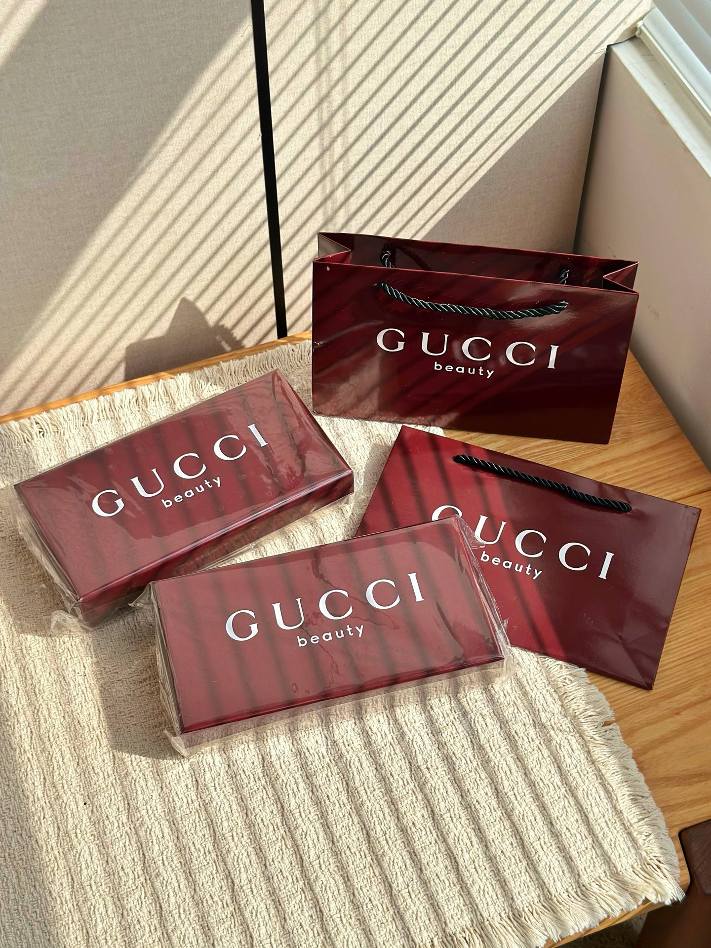 NO:938799,Gucci's two sets of mini perfume gift boxes directly combine beauty and practicality. The limited burgundy gift box has a high-end texture. The gift box has a full sense of ritual. The exquisite bottle is a beautiful decorative ornament on the dressing table. Each bottle is a 5ml portable sample.  Just put it in your bag when you go out and refill your scent at any time. If you want to buy formal wear, you may be afraid of being out of touch, so you can try the scent with a sample first before choosing. It is very suitable for personal use or as a gift to relatives and friends. The two sets of scents have different styles and can be adapted to different usage scenarios. Perfume trendy department store, gucci19860909Gucci这两套迷你香水礼盒直接把颜值与实用性全部拉满限定酒红色礼盒质感高级,礼盒自带满满的仪式感,精致的瓶身摆在化妆台都是好看的装饰摆件,每一支都是5ml便携小样,出门随手放进包包随时补香.想入手正装怕踩雷,先用小样试香再挑选,自用品鉴、赠送亲友都十分合适,两套香型风格各不相同,可以适配不同的使用场景.,香水潮品百货,gucci,accessory