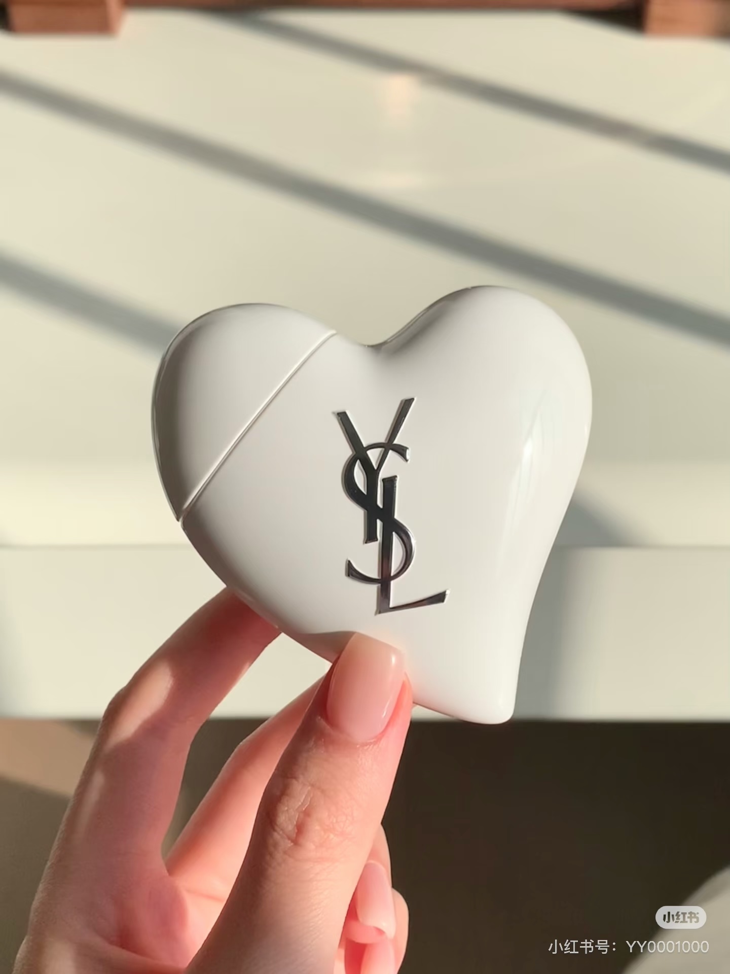 NO:938897,The milky white three-dimensional love shell is matched with the metallic YSL logo. The shape is romantic and highly recognizable, breaking the rigid style of conventional hand creams. The simple and clean design has a high-end atmosphere, and the exquisite and full heart-shaped outline is gentle and unique in the palm of the hand. It is a dazzling fashion item casually placed in the bag or placed on the table, and its appearance is very brilliant., trendy department store hand cream, saint laurent19860909奶白色立体爱心外壳搭配金属质感的YSLlogo,造型浪漫又极具辨识度,打破了常规护手霜呆板的样式.简约干净的设计自带高级氛围感,精致饱满的心型轮廓,拿在手心温柔别致,随手放在包里或是摆放在桌面都是一件亮眼的时尚单品,颜值十分出彩.,潮品百货护手霜,saint laurent,accessory