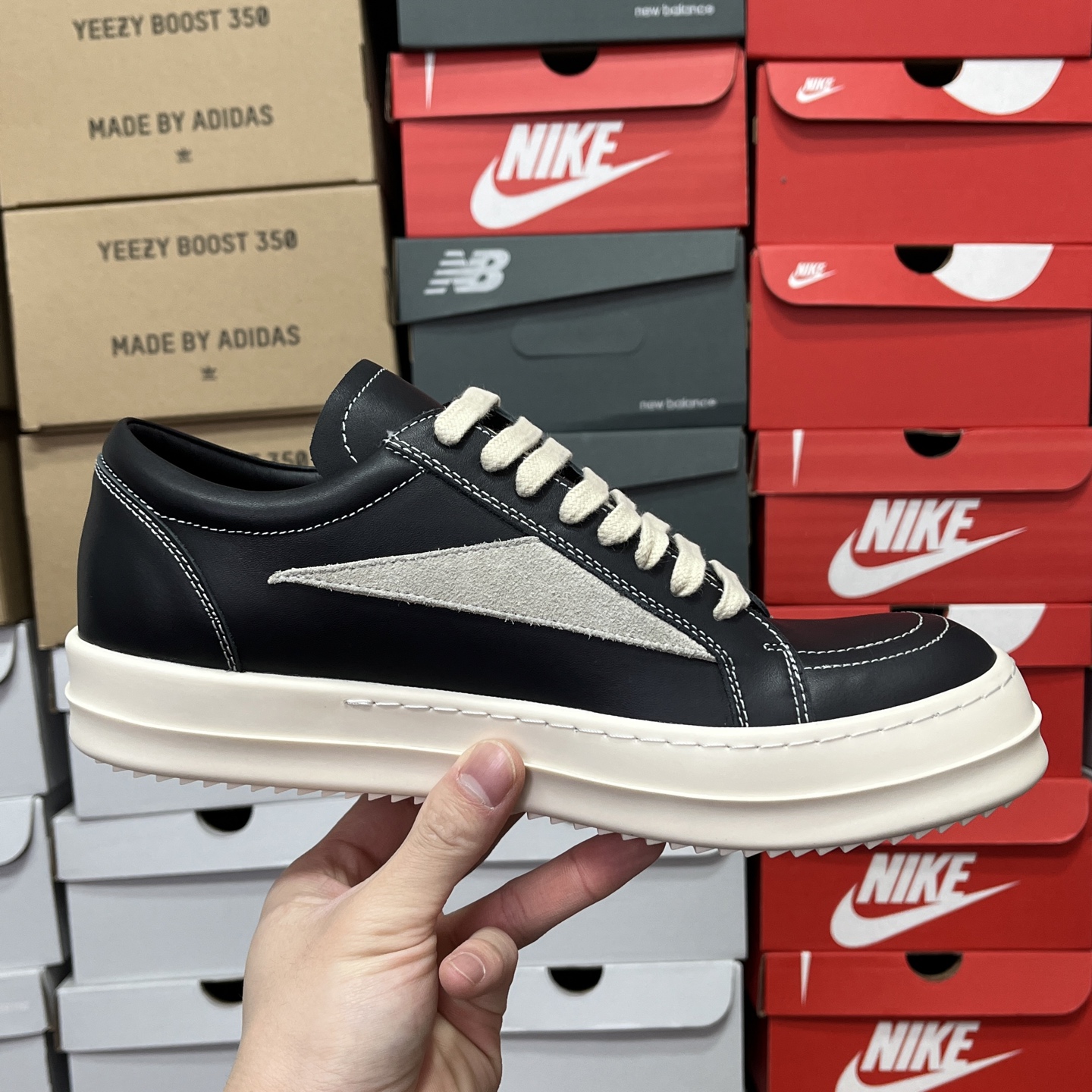 
RO欧文斯Rickowens 支线 drkshdw  配色黑白皮面
2023年度“鞋王”，最新版底模，