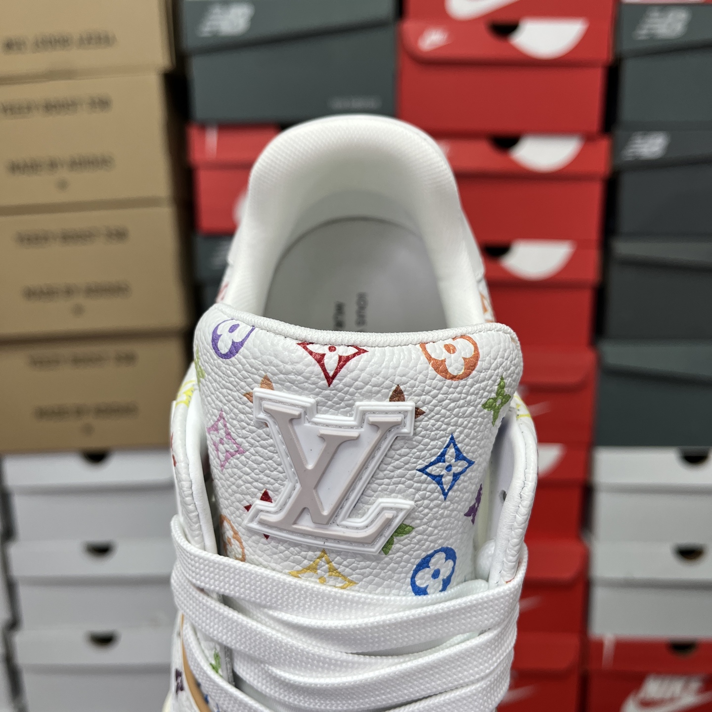  Louis Vuitton 路易威登 LV Trainer 低帮休闲板鞋 村上隆 三彩
尺码：39 4