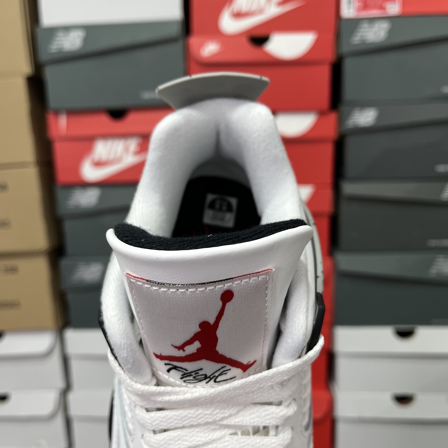   Air Jordan 4 2025复刻“白水泥”货号：FV5029-100
尺码：40.5-48.5