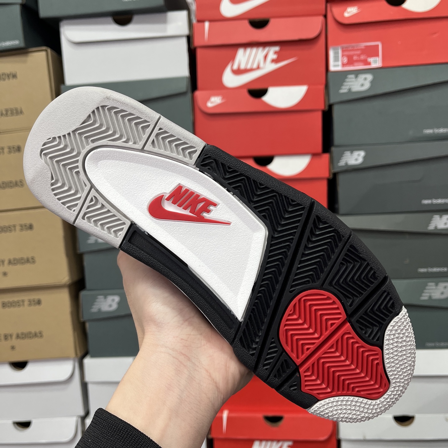   Air Jordan 4 2025复刻“白水泥”货号：FV5029-100
尺码：40.5-48.5