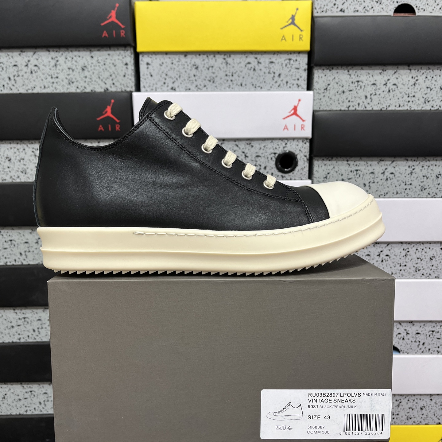 RO黑色中帮全码入库 配置如下大底:TPR奶香大底皮料:定制粒面小牛皮 纹路质感同步正品鞋带:高密度加厚