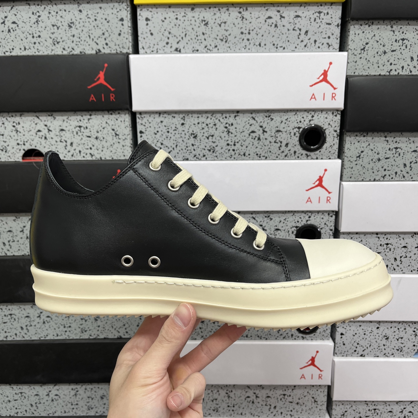 RO黑色中帮全码入库 配置如下大底:TPR奶香大底皮料:定制粒面小牛皮 纹路质感同步正品鞋带:高密度加厚