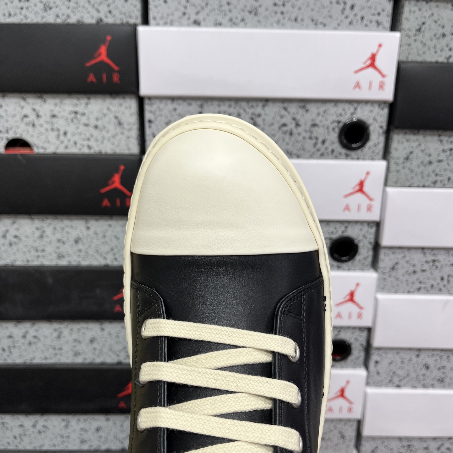 RO黑色中帮全码入库 配置如下大底:TPR奶香大底皮料:定制粒面小牛皮 纹路质感同步正品鞋带:高密度加厚