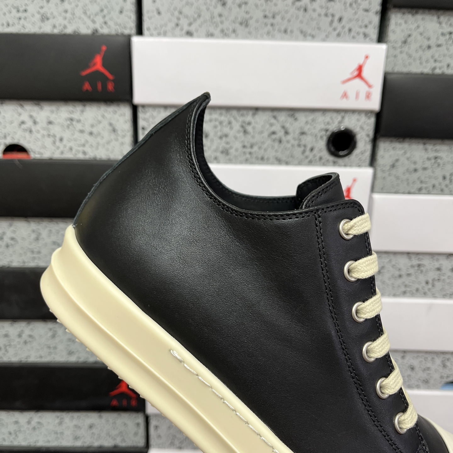 RO黑色中帮全码入库 配置如下大底:TPR奶香大底皮料:定制粒面小牛皮 纹路质感同步正品鞋带:高密度加厚