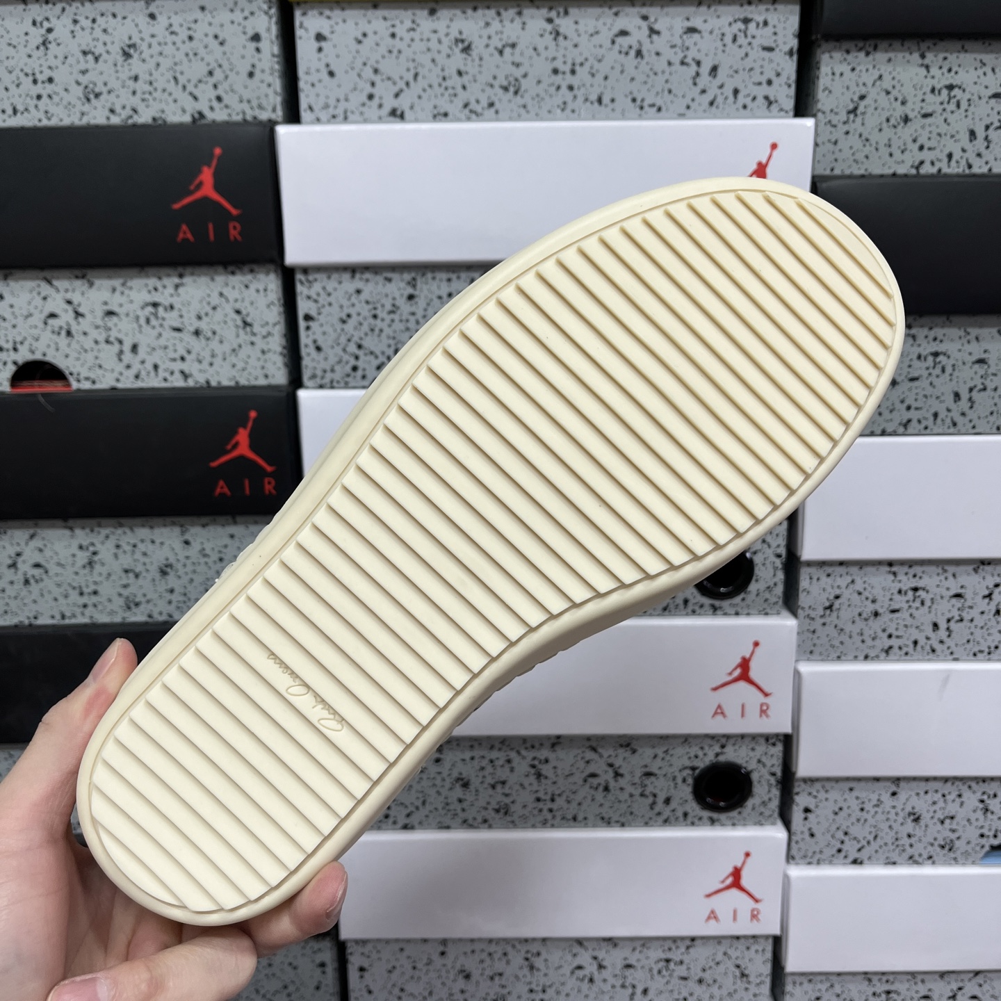 RO黑色中帮全码入库 配置如下大底:TPR奶香大底皮料:定制粒面小牛皮 纹路质感同步正品鞋带:高密度加厚