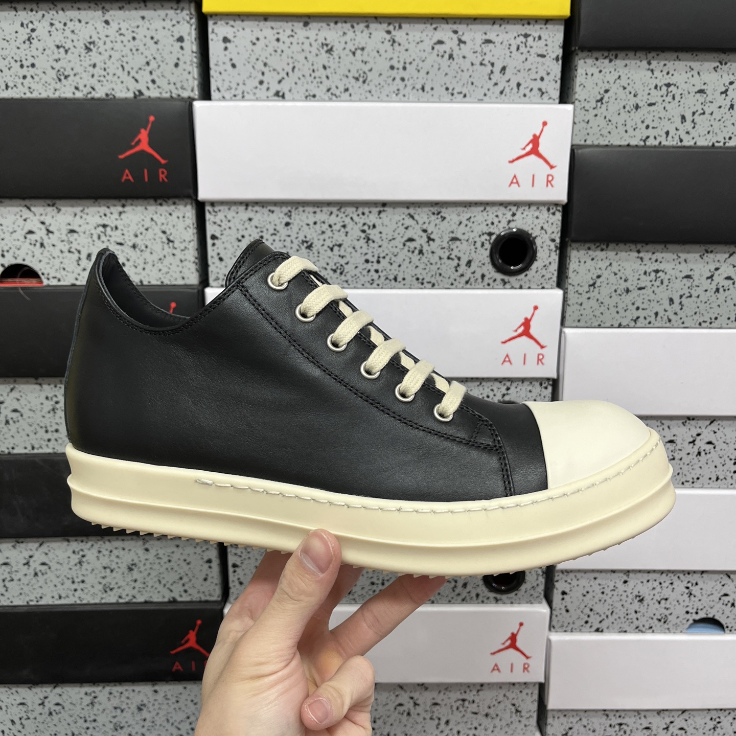 RO黑色中帮全码入库 配置如下大底:TPR奶香大底皮料:定制粒面小牛皮 纹路质感同步正品鞋带:高密度加厚