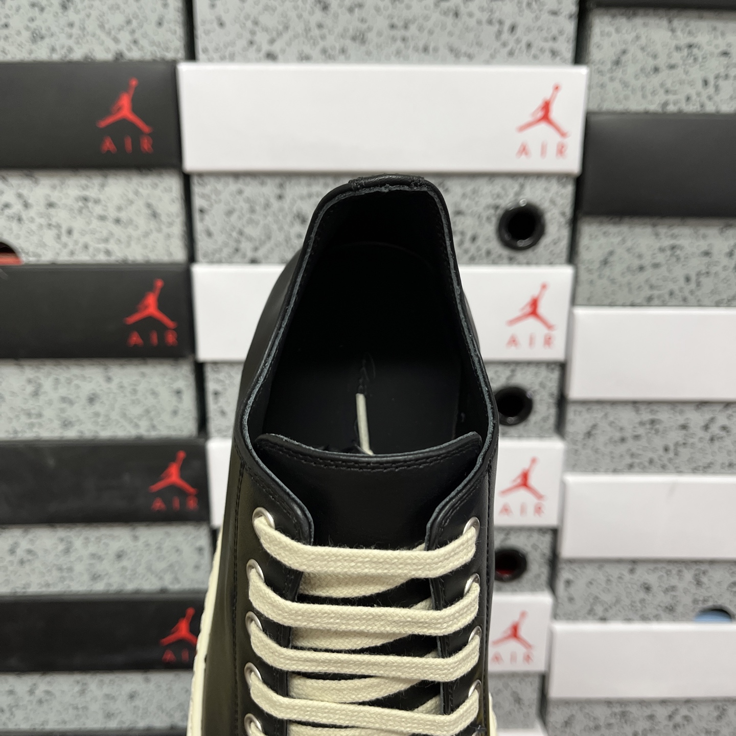 RO黑色中帮全码入库 配置如下大底:TPR奶香大底皮料:定制粒面小牛皮 纹路质感同步正品鞋带:高密度加厚