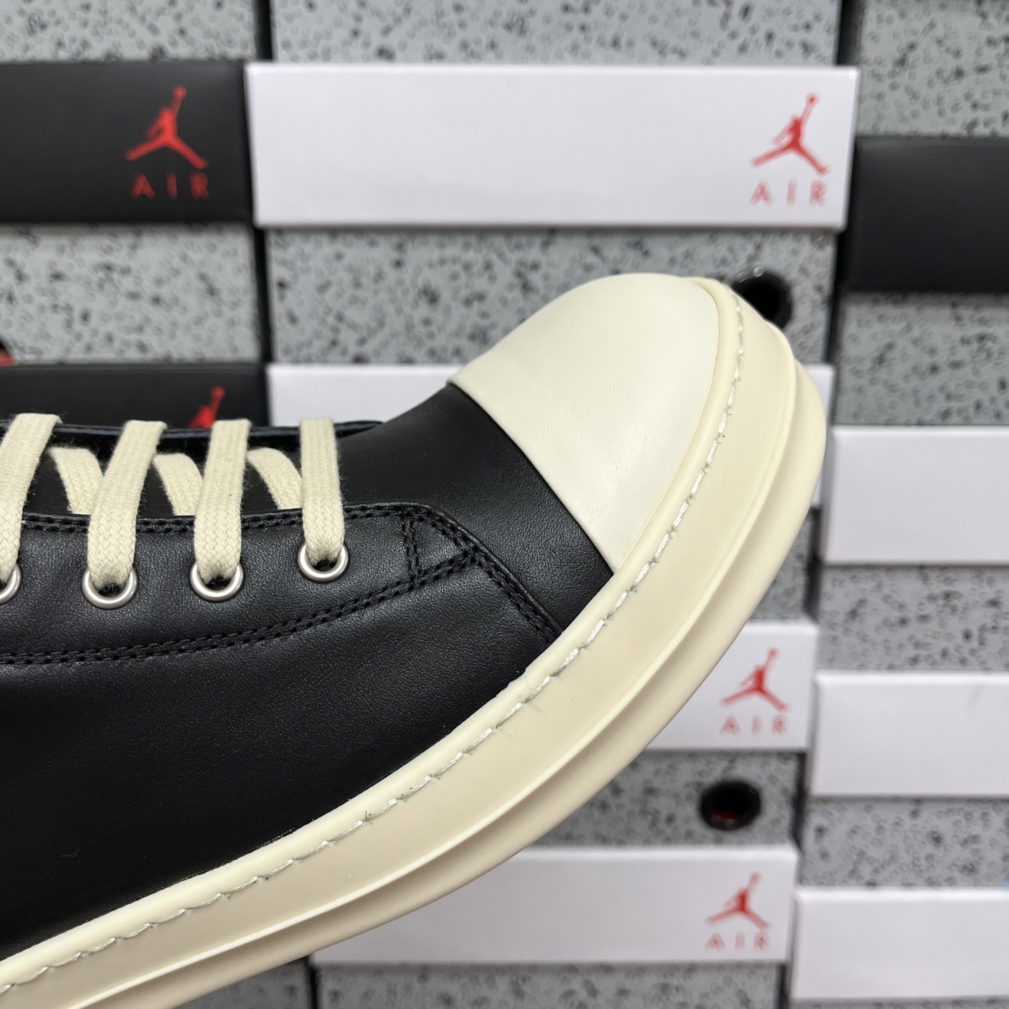 RO黑色中帮全码入库 配置如下大底:TPR奶香大底皮料:定制粒面小牛皮 纹路质感同步正品鞋带:高密度加厚