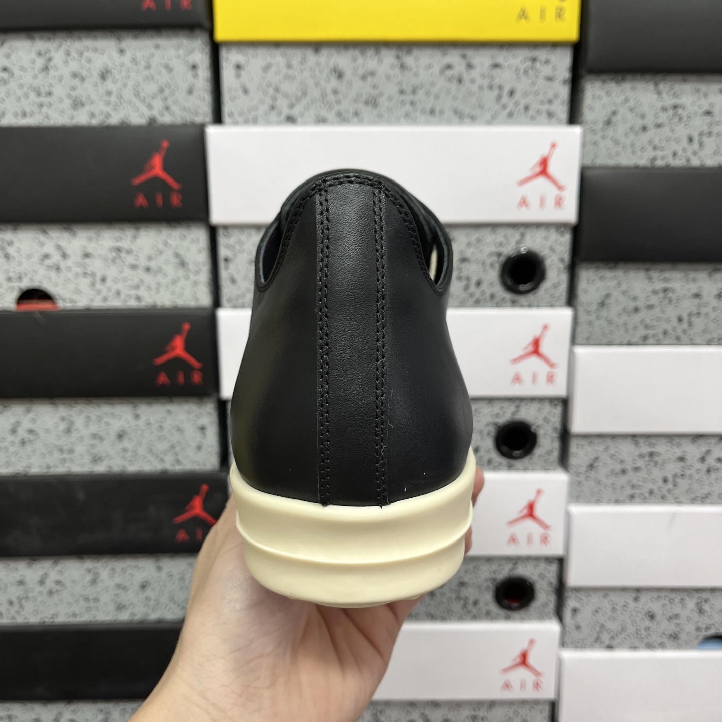 RO黑色中帮全码入库 配置如下大底:TPR奶香大底皮料:定制粒面小牛皮 纹路质感同步正品鞋带:高密度加厚