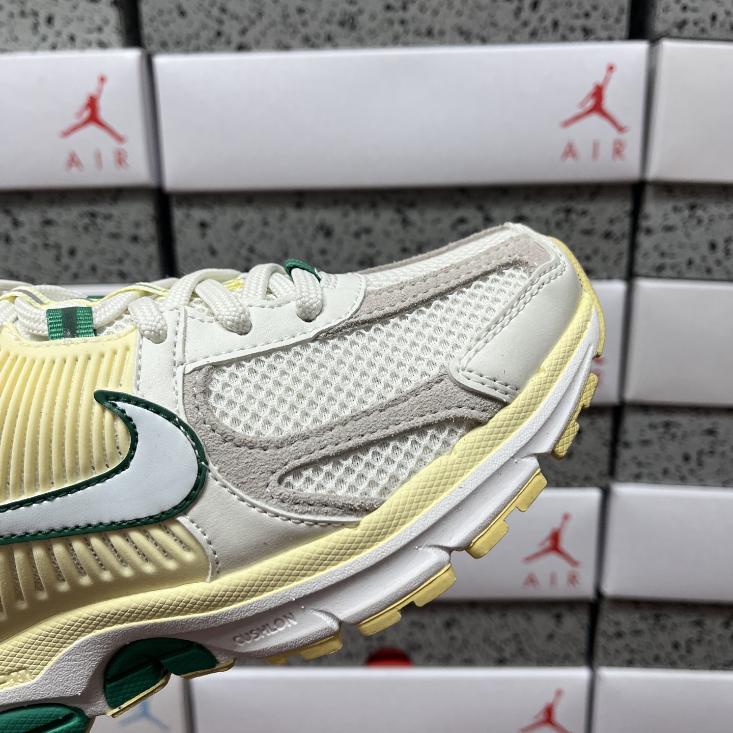 NK vomero 5 v5跑鞋 米黄绿FN8361-100 实拍如图 配色不断开发中正确私模四合一组合