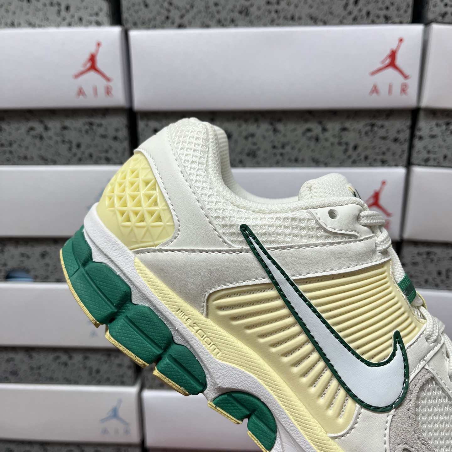 NK vomero 5 v5跑鞋 米黄绿FN8361-100 实拍如图 配色不断开发中正确私模四合一组合