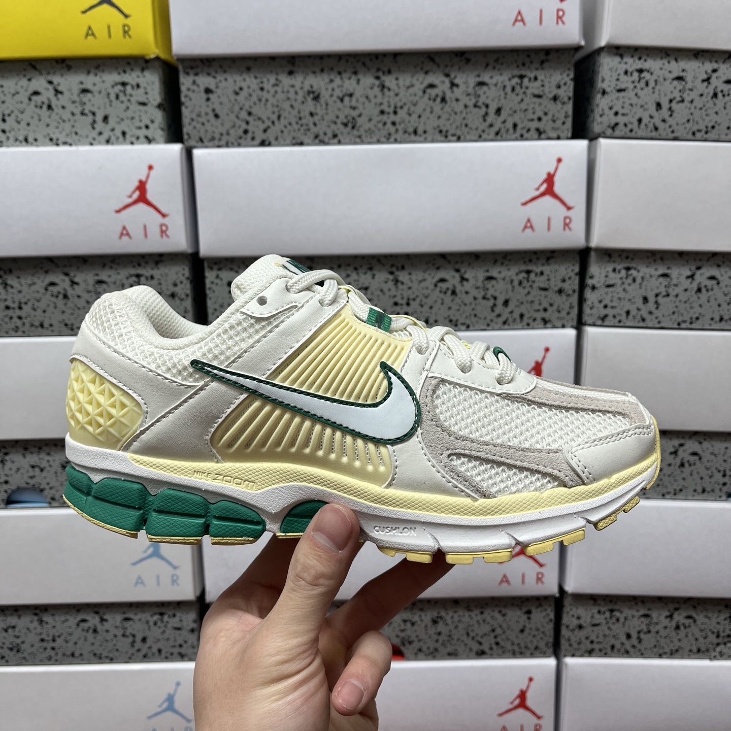 NK vomero 5 v5跑鞋 米黄绿FN8361-100 实拍如图 配色不断开发中正确私模四合一组合