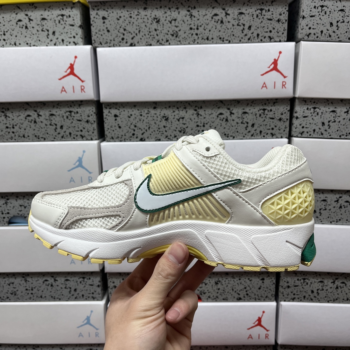 NK vomero 5 v5跑鞋 米黄绿FN8361-100 实拍如图 配色不断开发中正确私模四合一组合