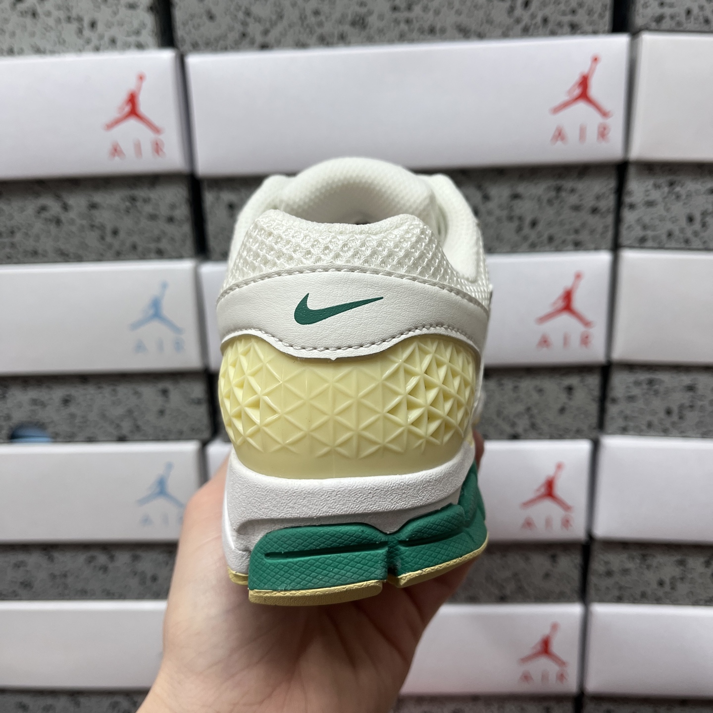 NK vomero 5 v5跑鞋 米黄绿FN8361-100 实拍如图 配色不断开发中正确私模四合一组合