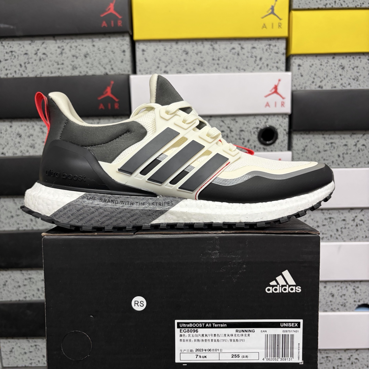 Ad Ultraboost All Terrain 4.0 全掌爆米花休闲运动跑鞋。采用网材搭配反光皮革