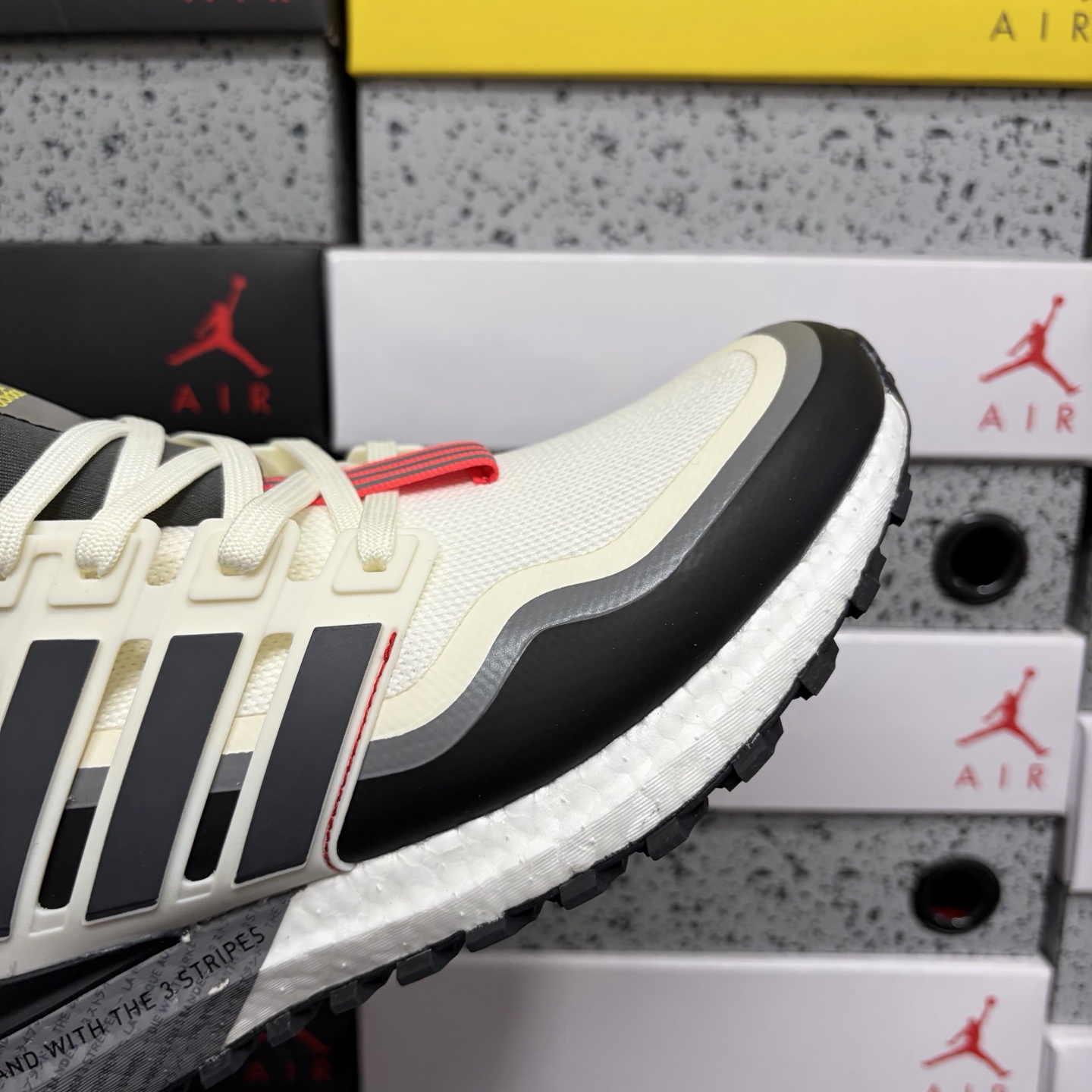 Ad Ultraboost All Terrain 4.0 全掌爆米花休闲运动跑鞋。采用网材搭配反光皮革