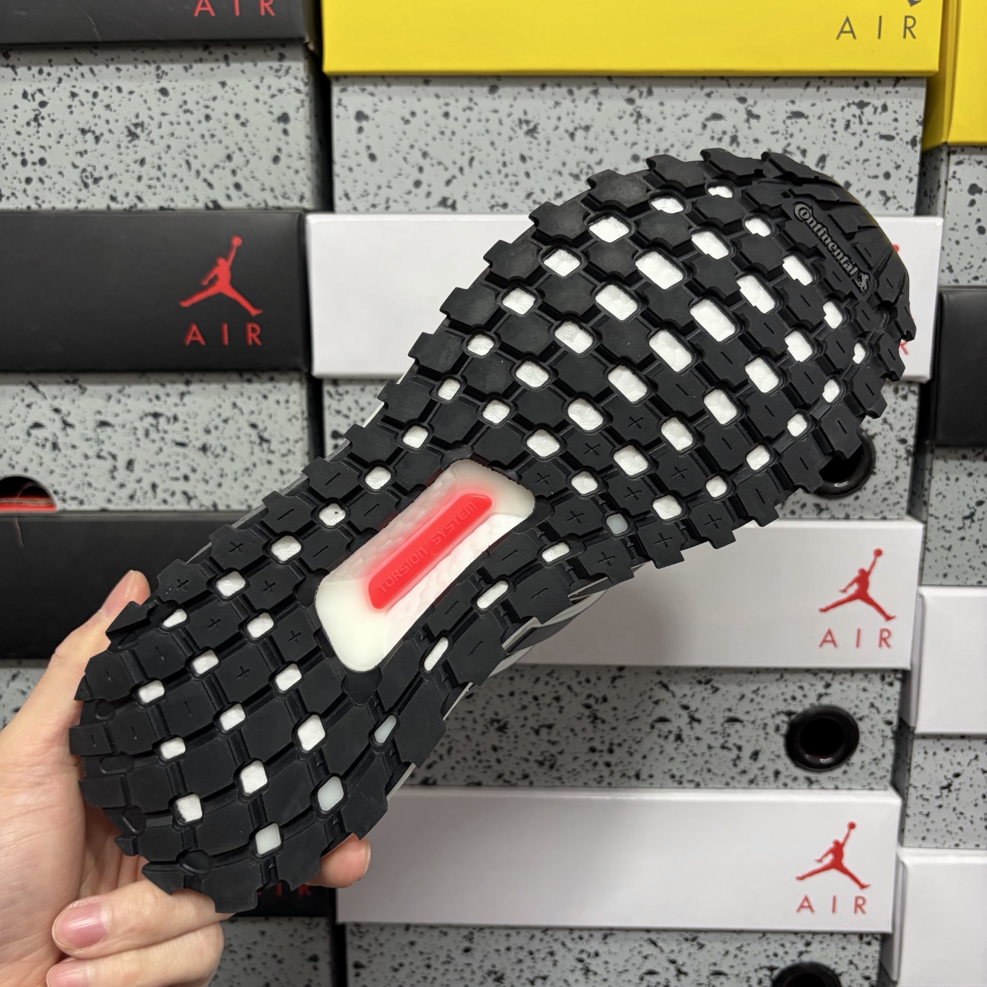 Ad Ultraboost All Terrain 4.0 全掌爆米花休闲运动跑鞋。采用网材搭配反光皮革