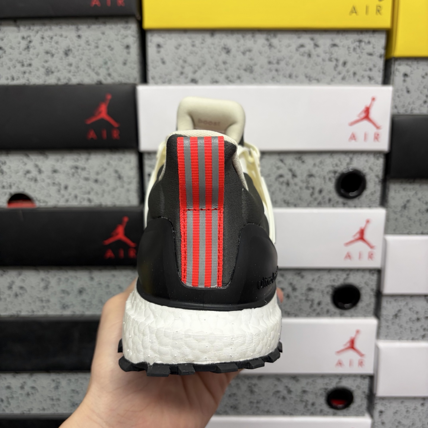 Ad Ultraboost All Terrain 4.0 全掌爆米花休闲运动跑鞋。采用网材搭配反光皮革